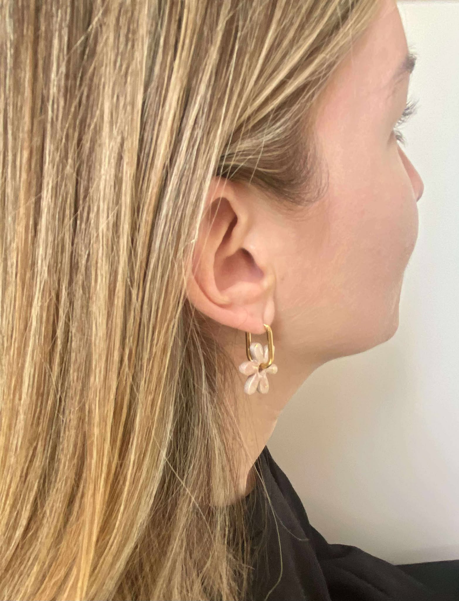 Boucle d'oreille fleur motif marguerite porté