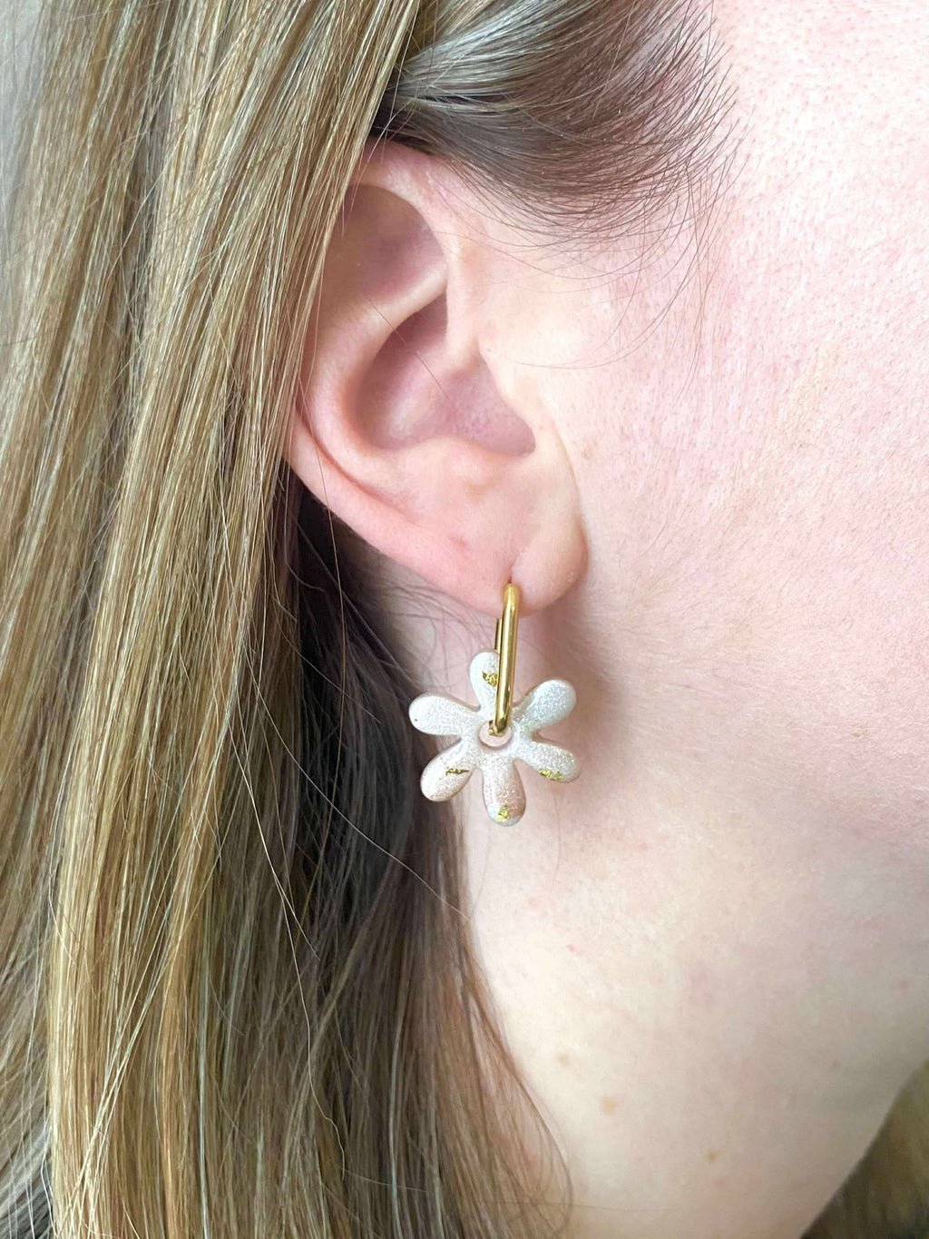 Boucle d'oreille fleur motif marguerite effet marbré léger 