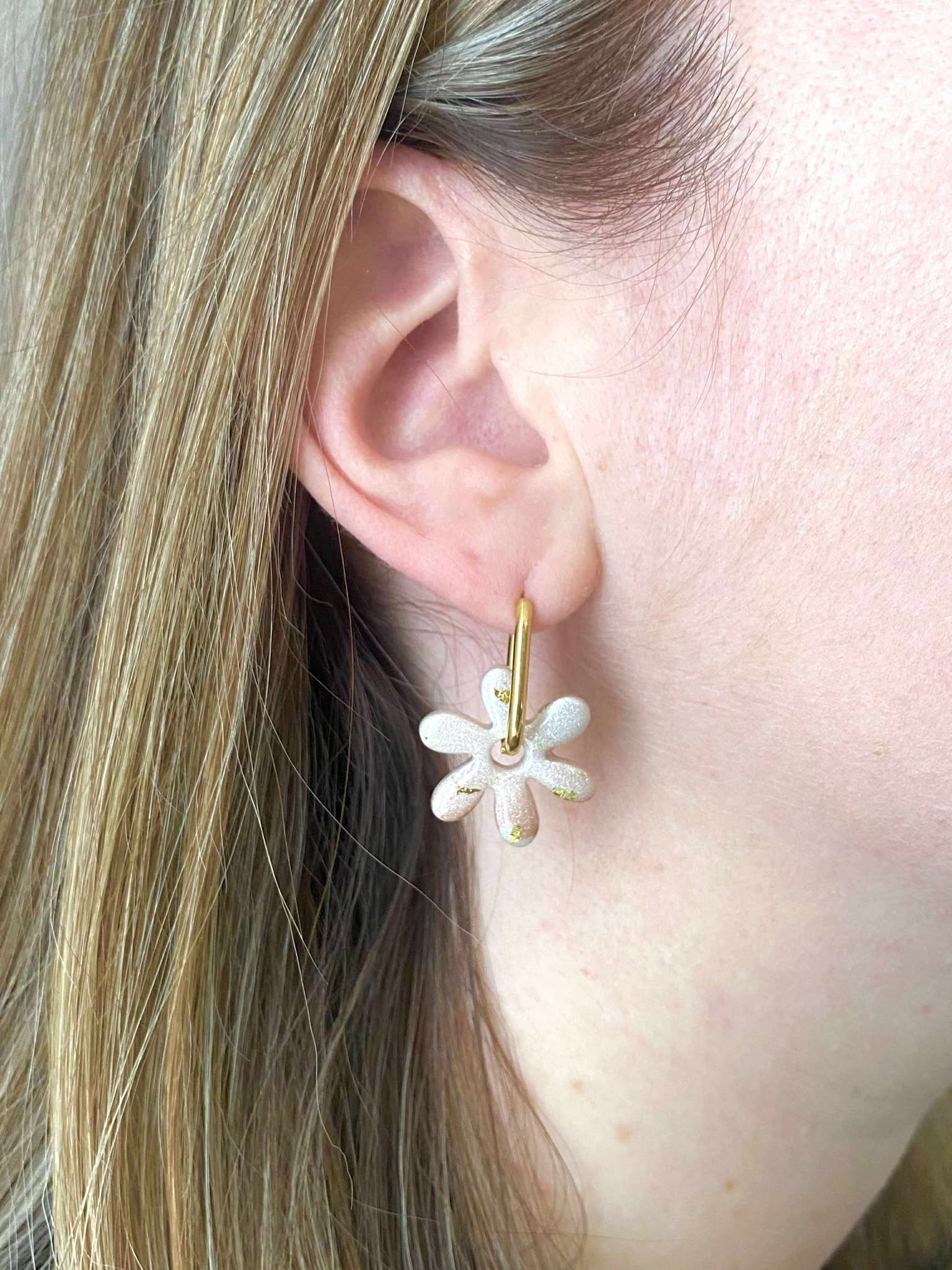 Boucle d'oreille fleur motif marguerite effet marbré léger 