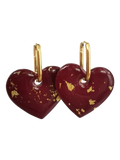 Boucles d'oreilles pendantes forme cœur rouge bordeaux avec éclats de feuilles d'or et créoles dorées.