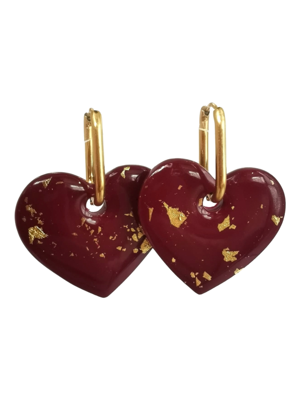 Boucles d'oreilles pendantes forme cœur rouge bordeaux avec éclats de feuilles d'or et créoles dorées.