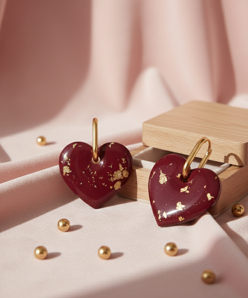 Boucles d'oreilles pendantes forme cœur rouge fond rose mcinqcreations