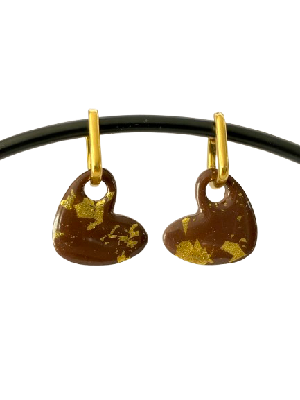 Boucles d'oreilles coeur marron avec feuille d'or