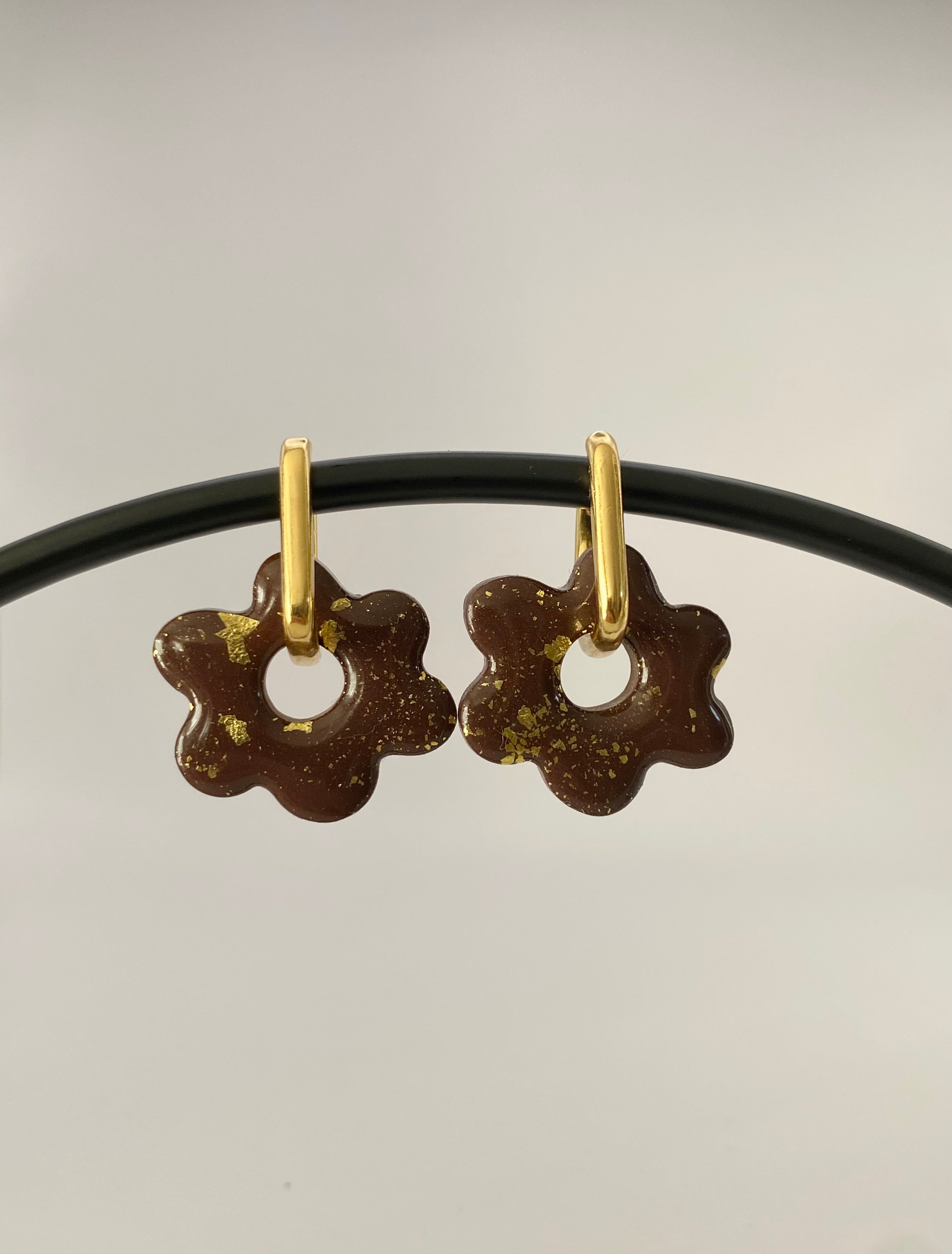 Boucles d'oreilles fleurs marron avec feuille d'or