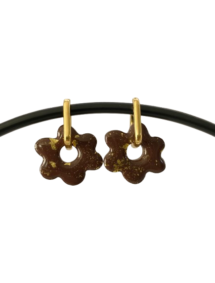 Boucles d'oreilles fleurs marron avec feuille d'or