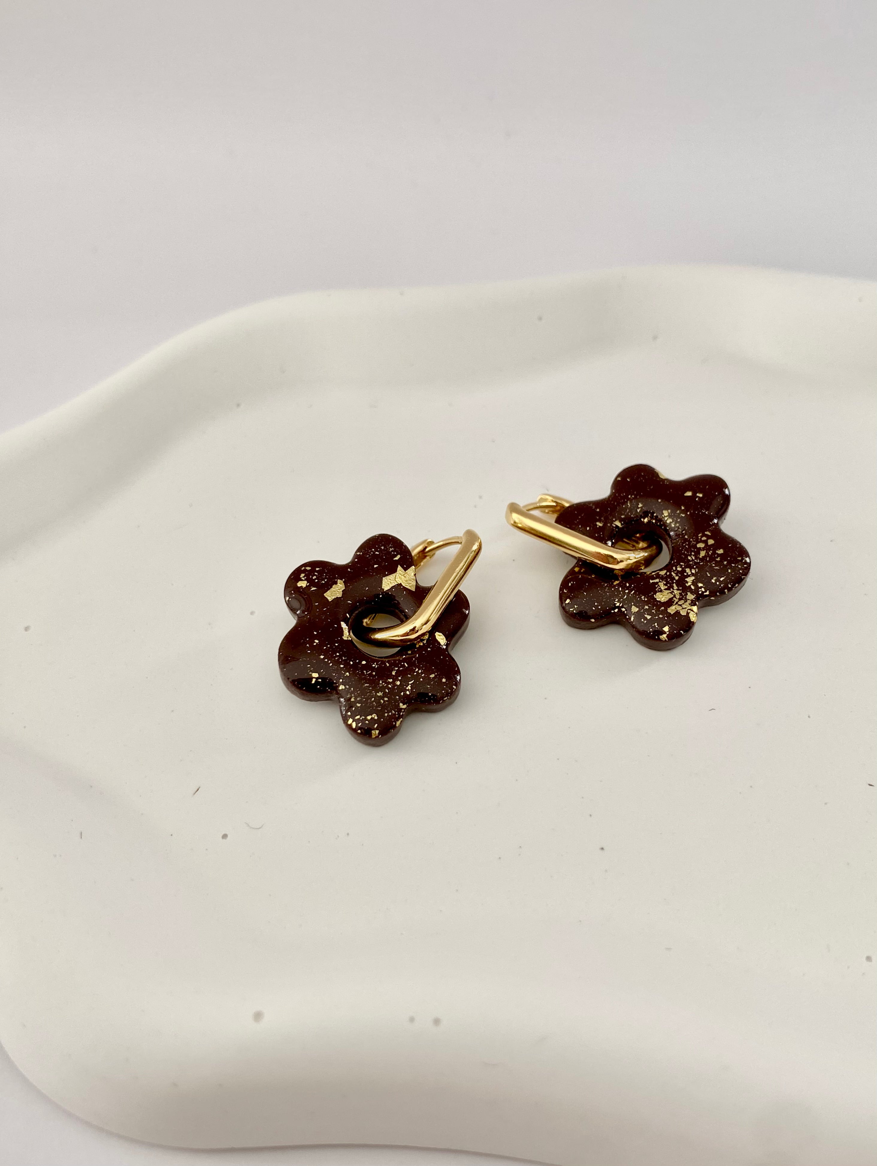 Boucles d'oreilles fleurs marron avec feuille d'or
