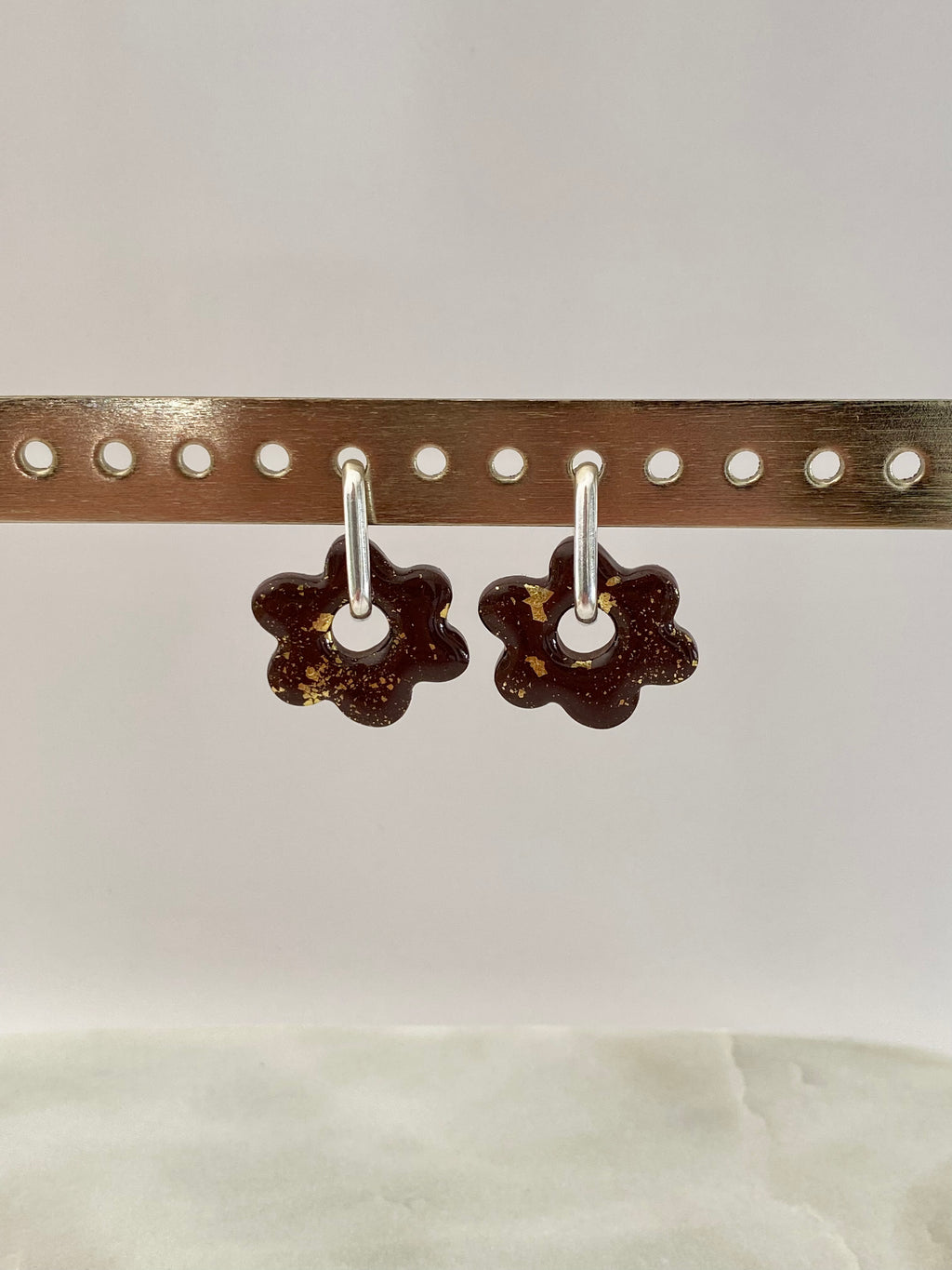Boucles d'oreilles fleurs marron avec feuille d'or