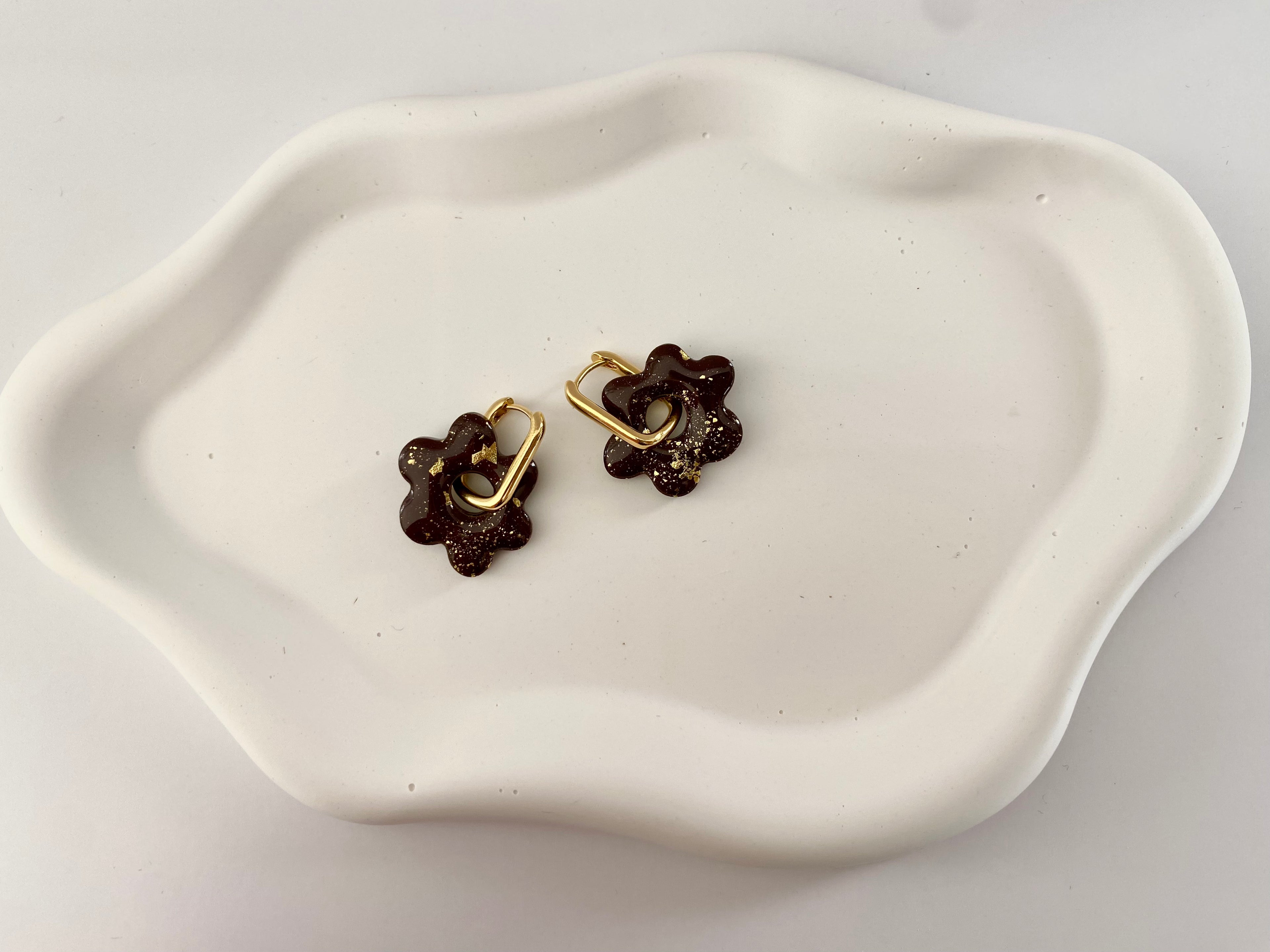 Boucles d'oreilles fleurs marron avec feuille d'or