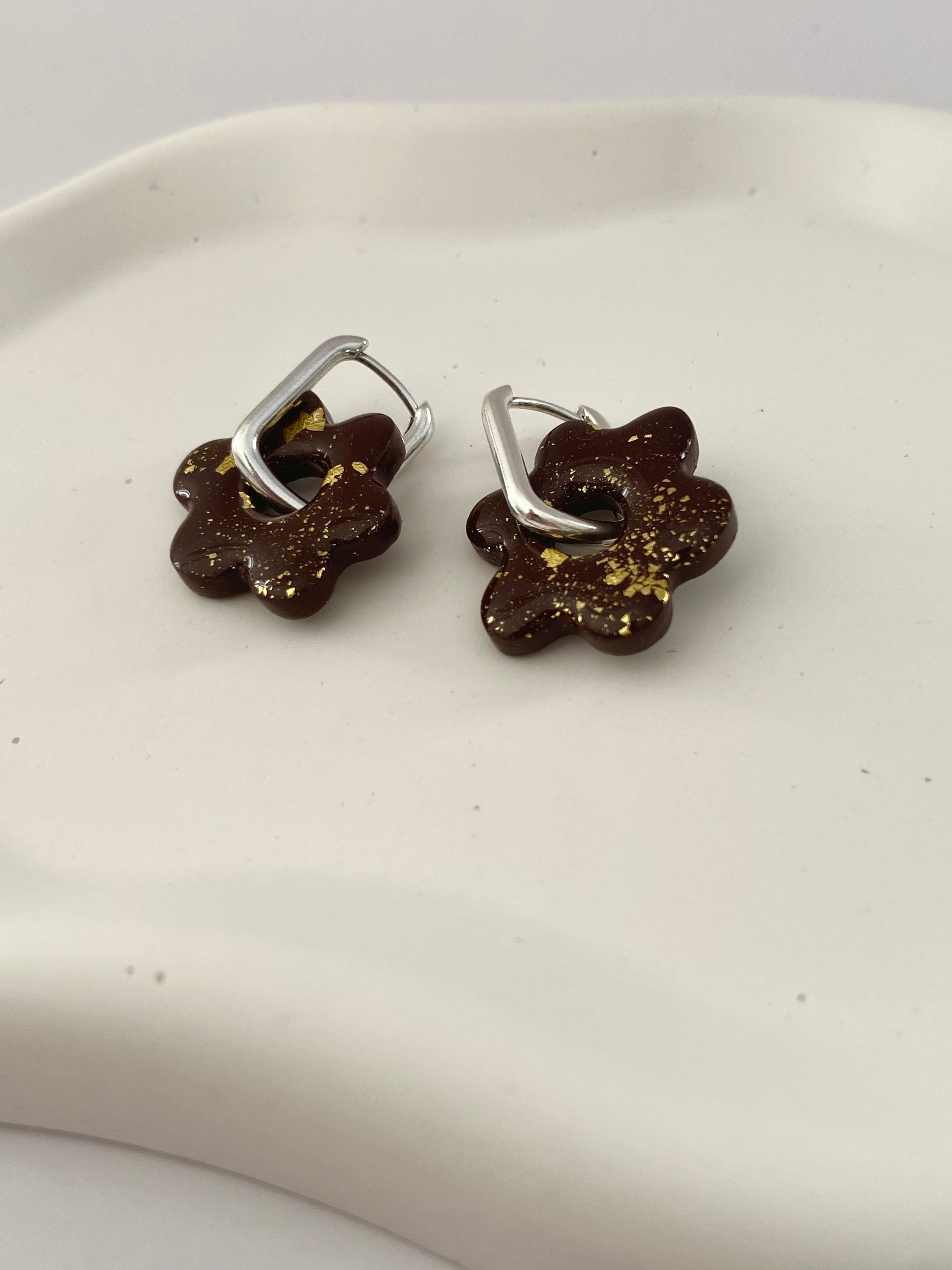 Boucles d'oreilles fleurs marron avec feuille d'or