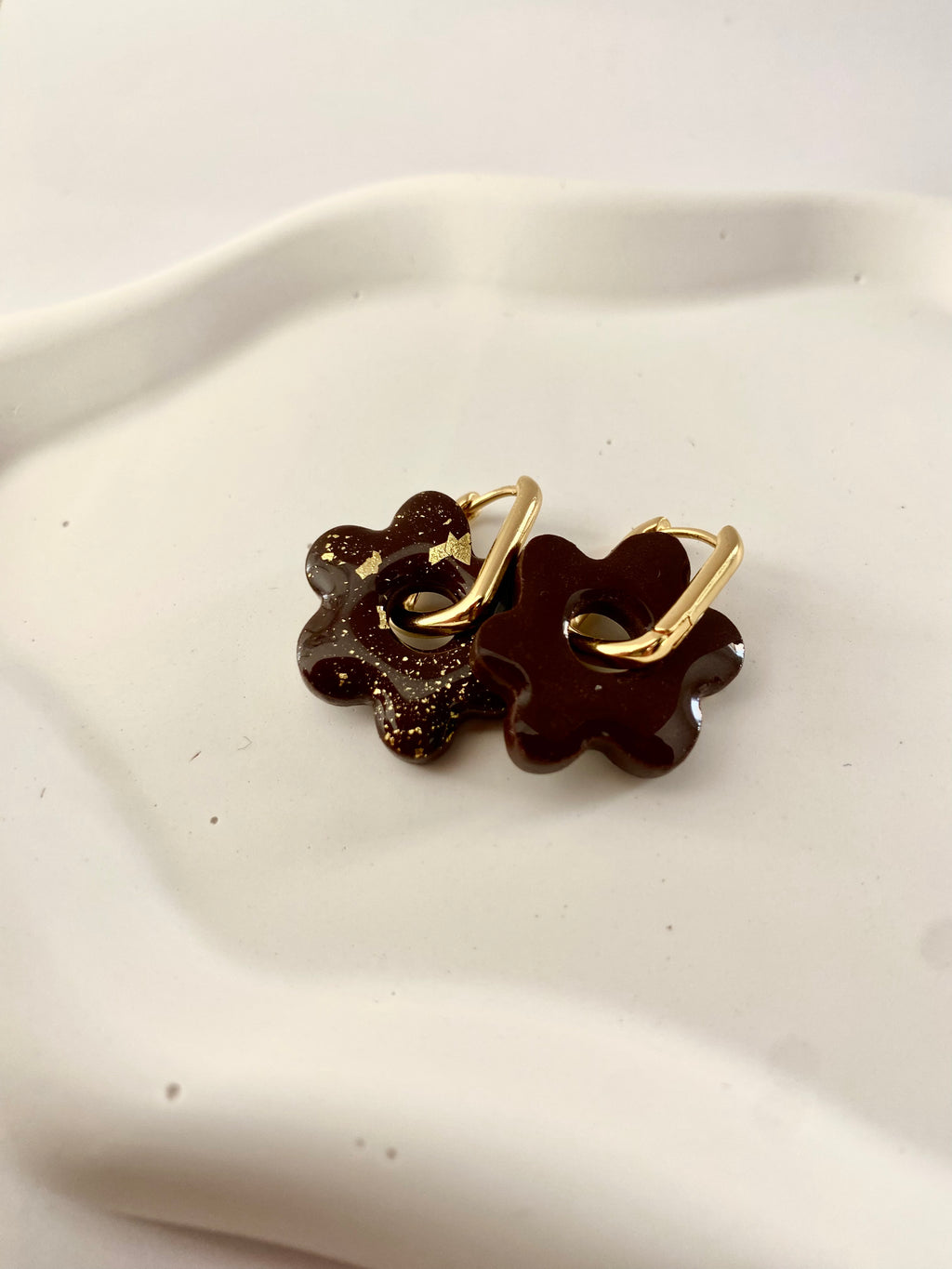 Boucles d'oreilles fleurs marron avec feuille d'or