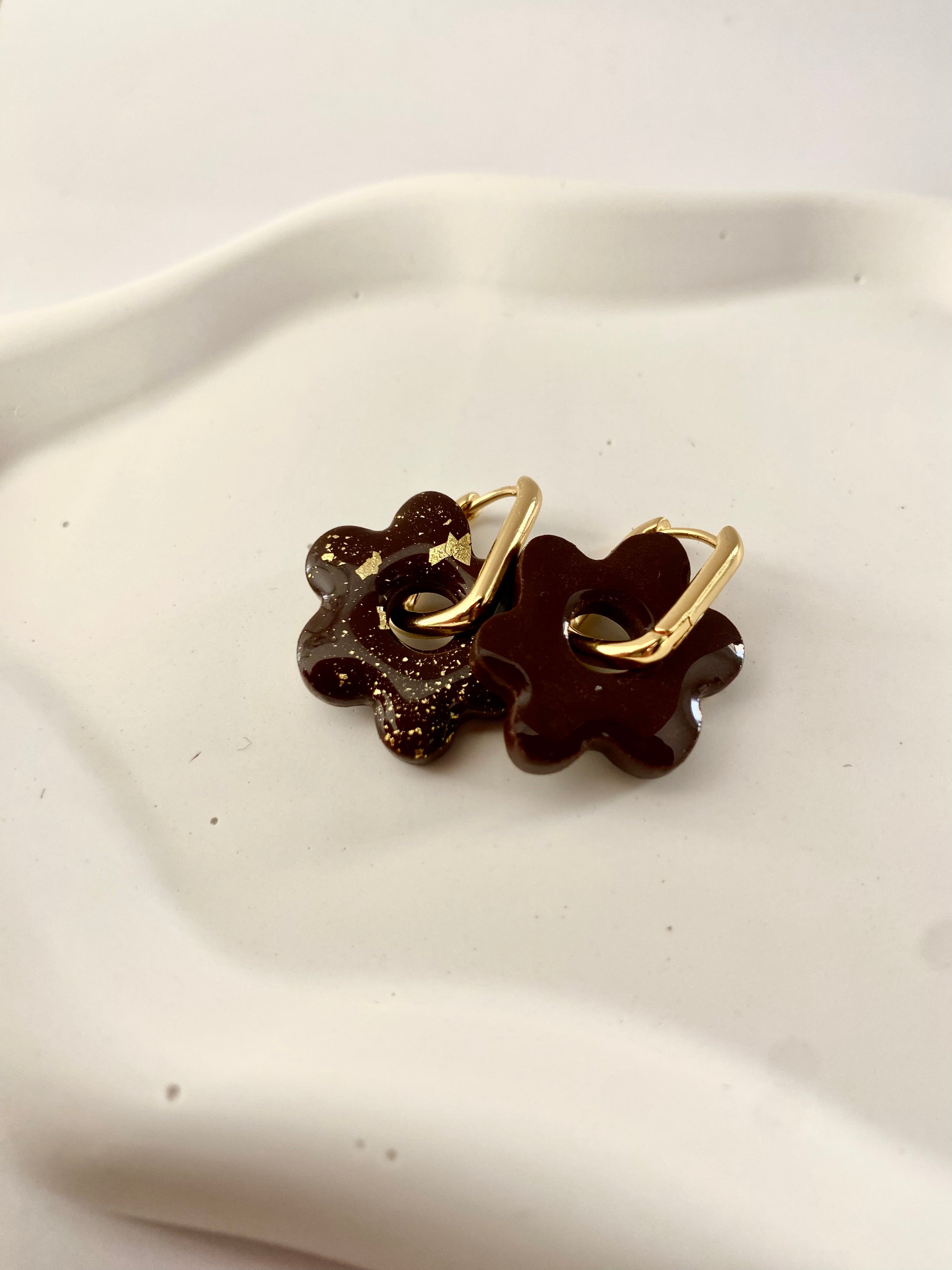 Boucles d'oreilles fleurs marron avec feuille d'or
