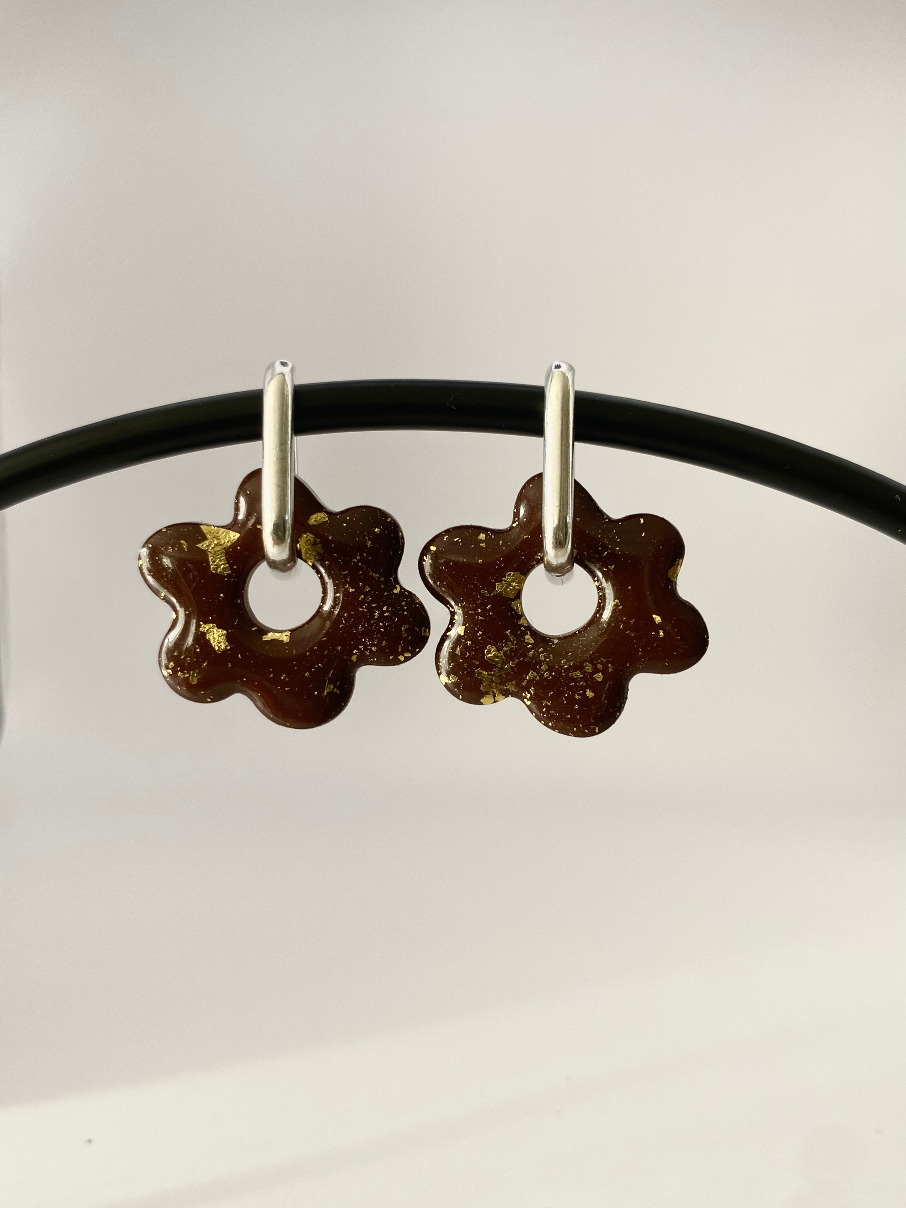 Boucles d'oreilles fleurs marron avec feuille d'or