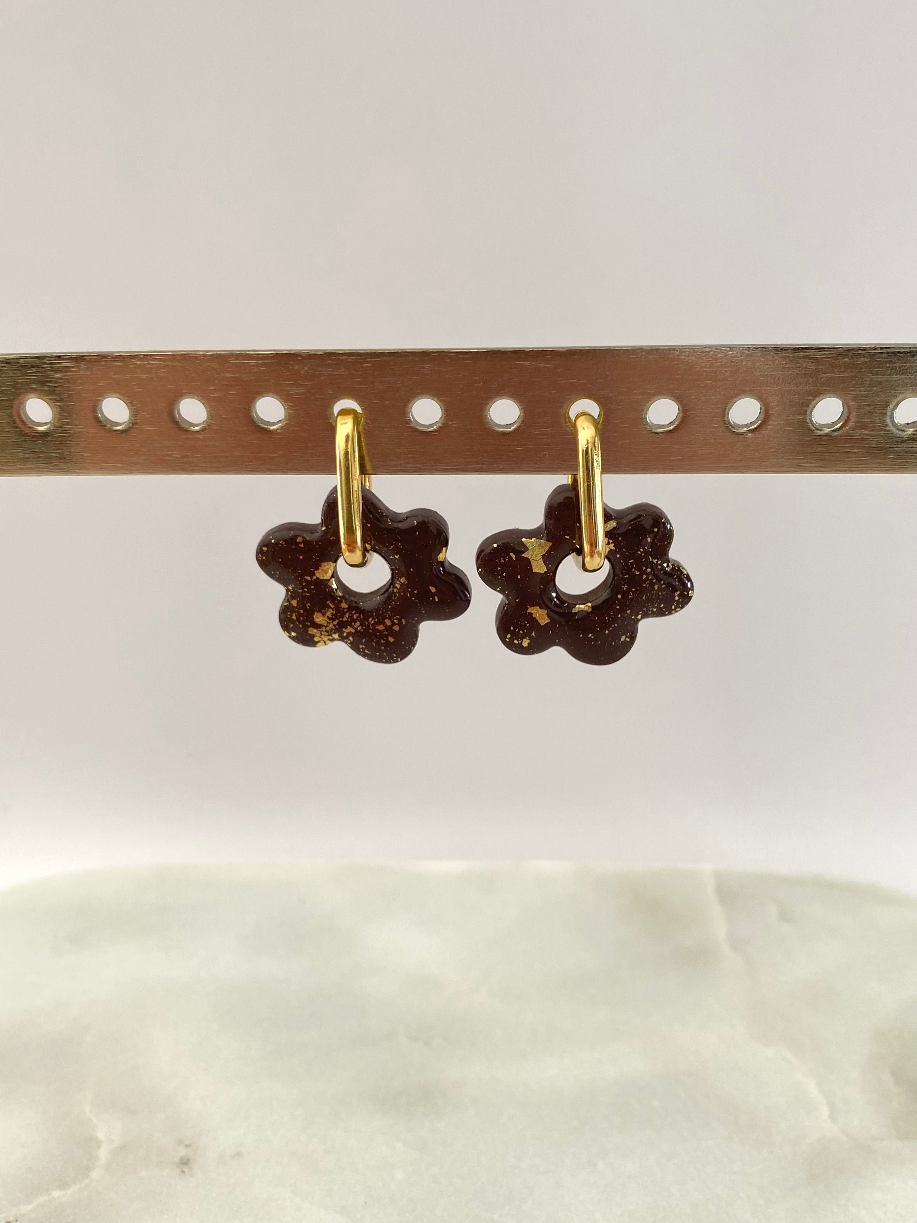 Boucles d'oreilles fleurs marron avec feuille d'or