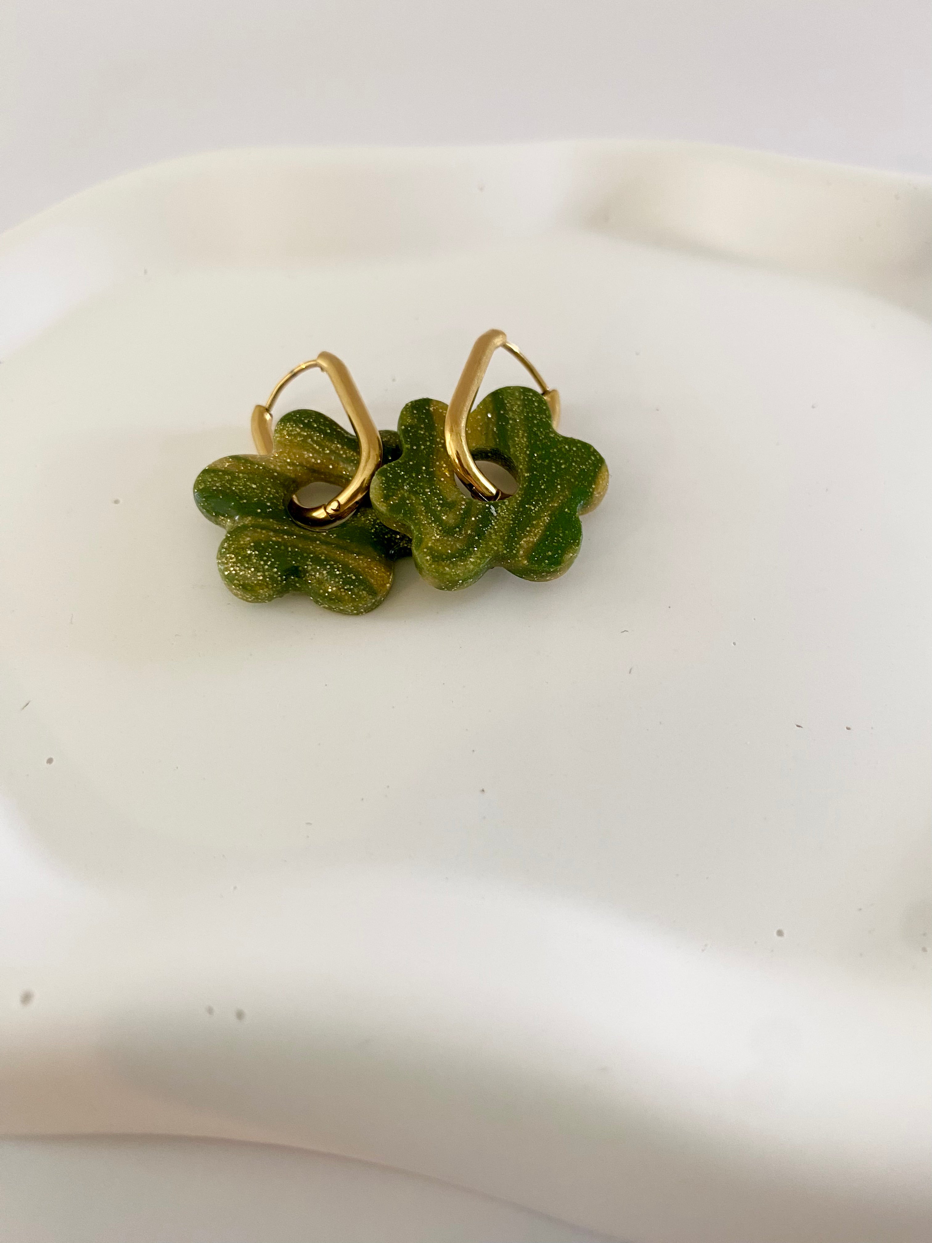 Boucle d'oreille faite à la main recto verso