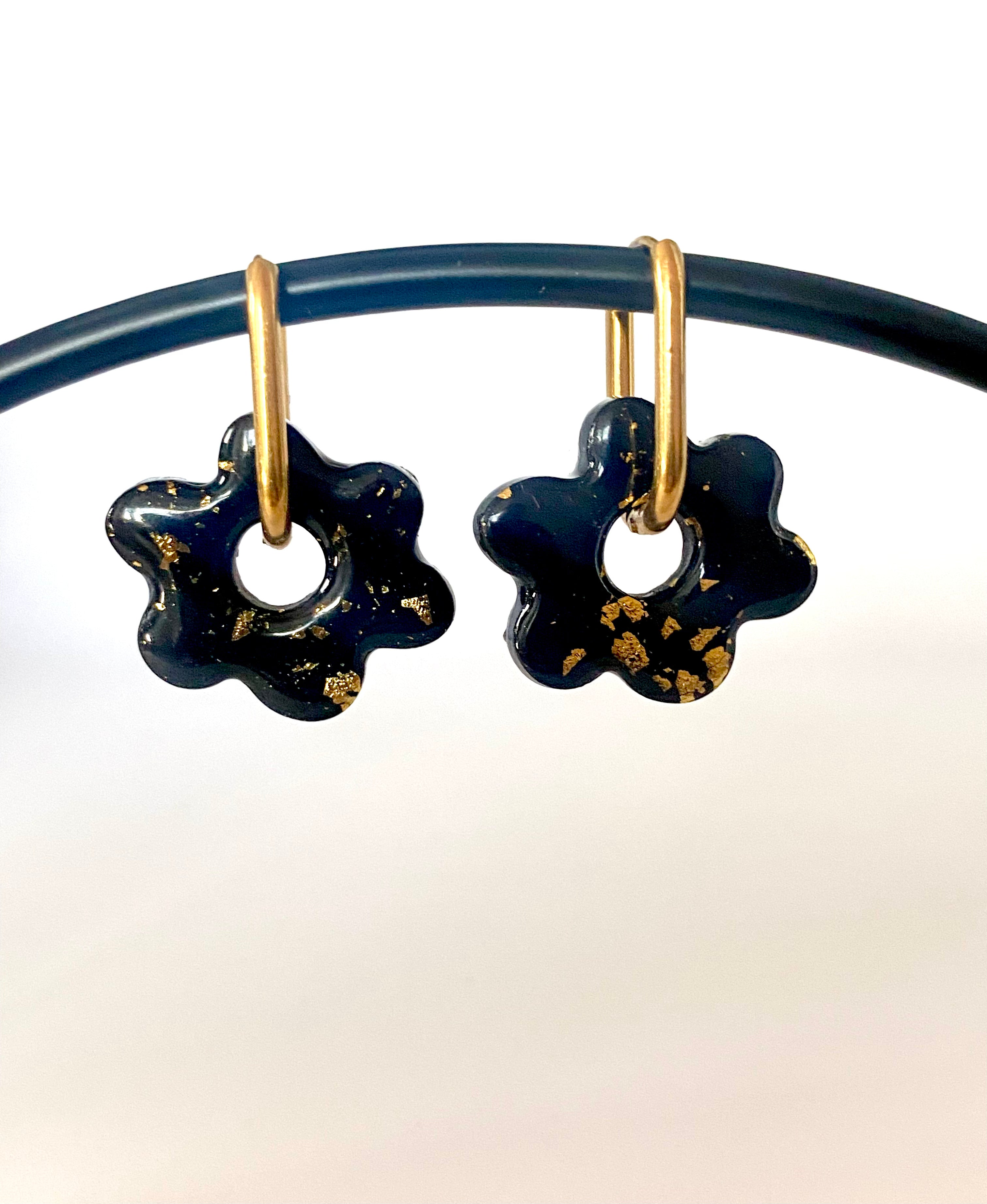 Boucle d'oreille fleur noir et feuille d'or avec créoles