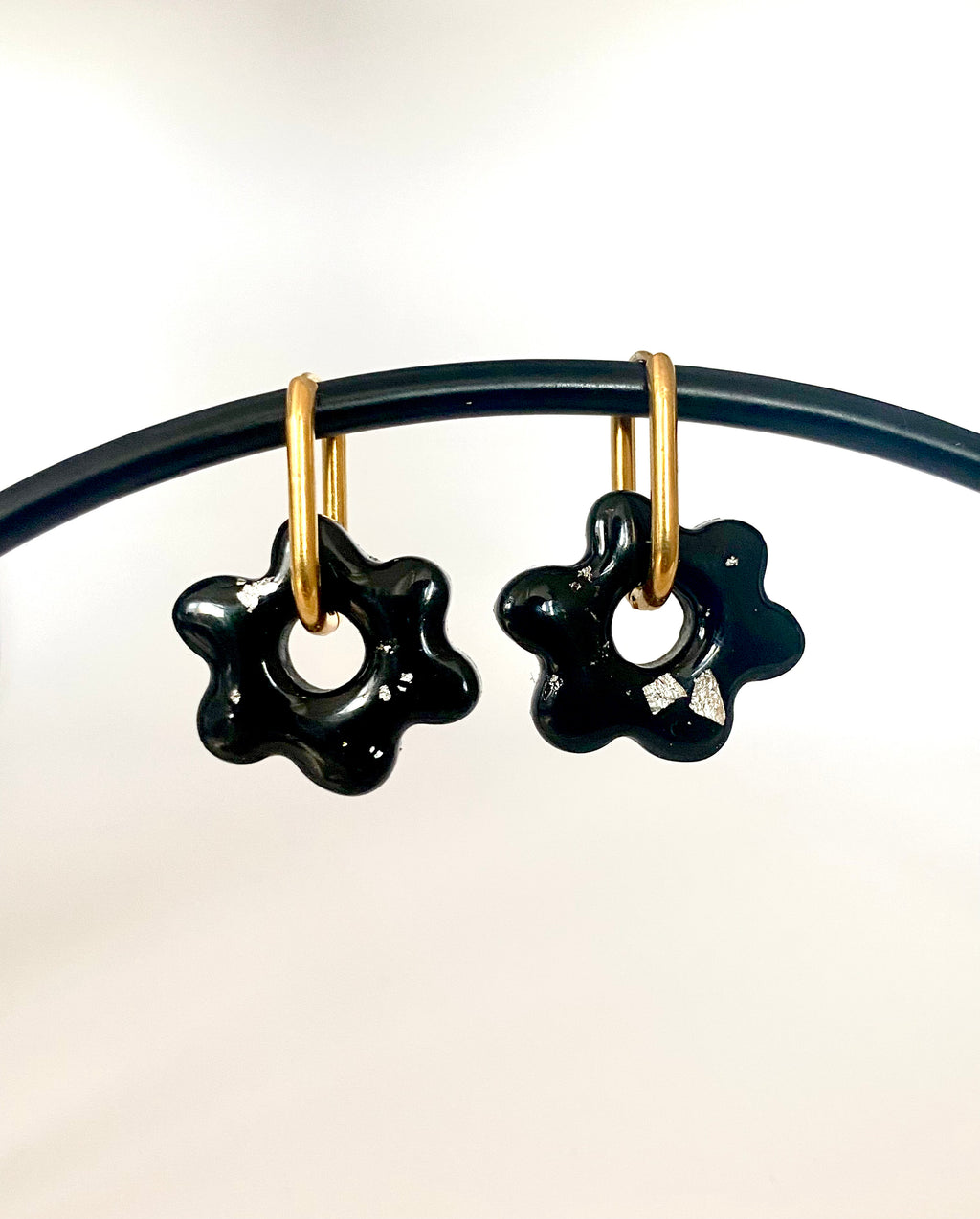 Boucle d'oreille noire avec argent et créole or