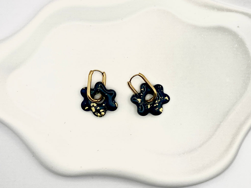 Boucle d'oreille fleur noir et feuille d'or mcinqcréations
