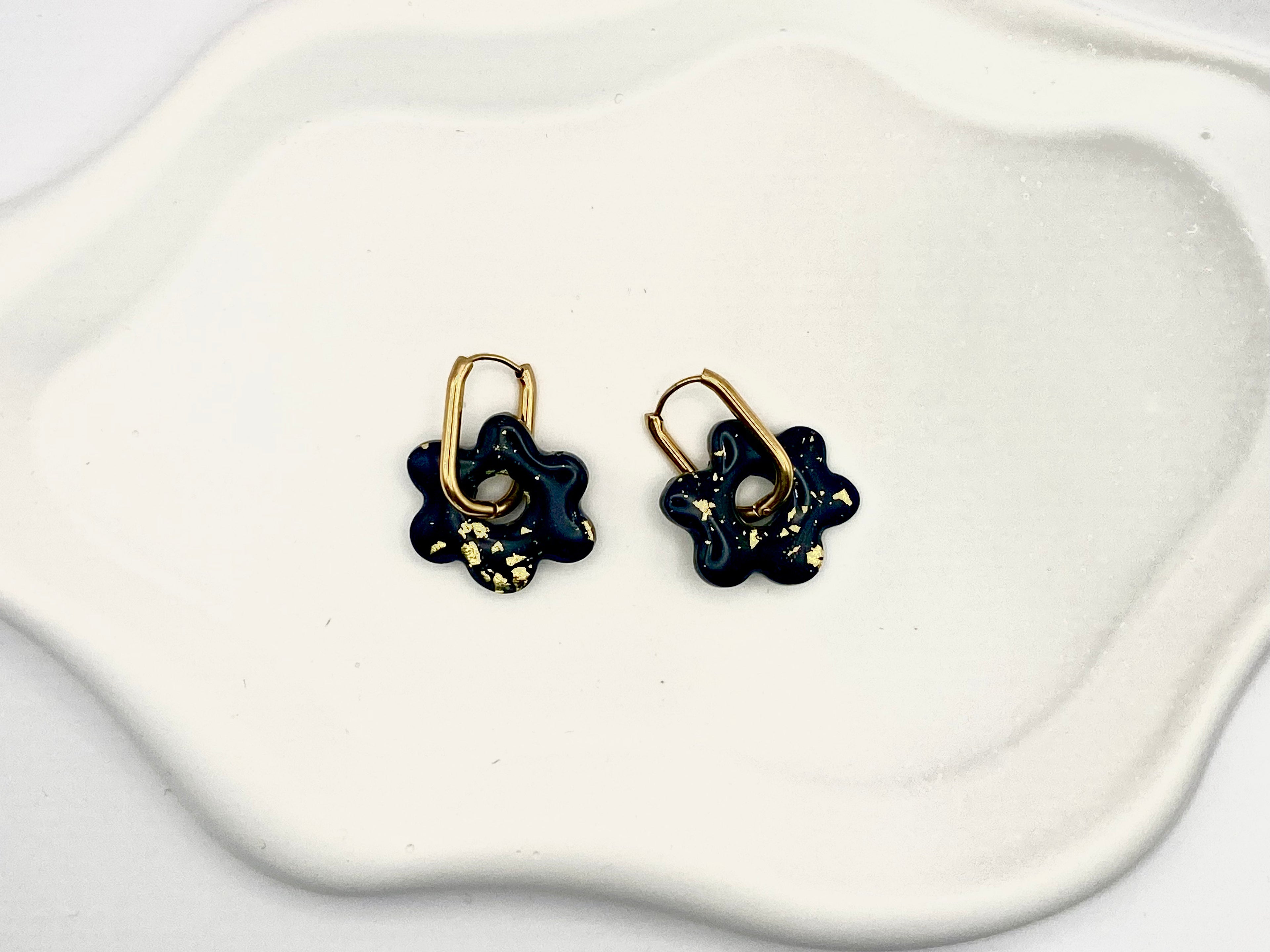 Boucle d'oreille fleur noir et feuille d'or mcinqcréations
