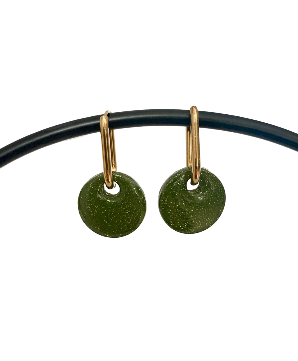 Boucles d'oreilles créoles dorées fait main pastille vert olive pailleté