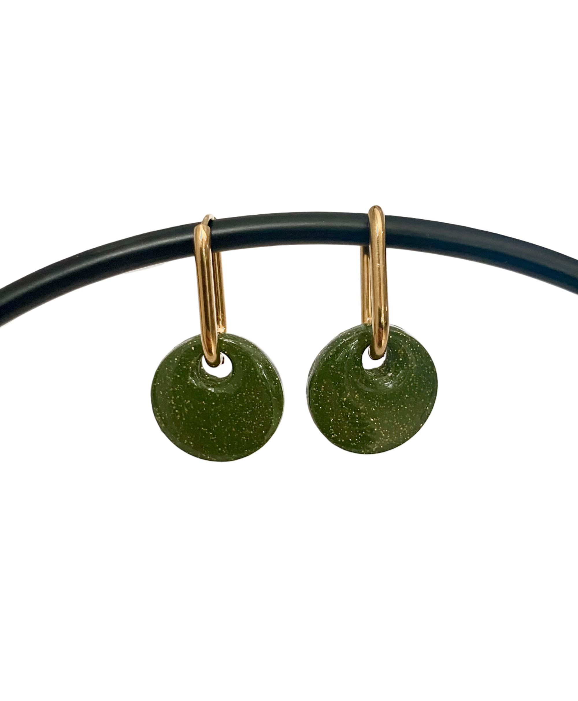 Boucles d'oreilles créoles dorées fait main pastille vert olive pailleté