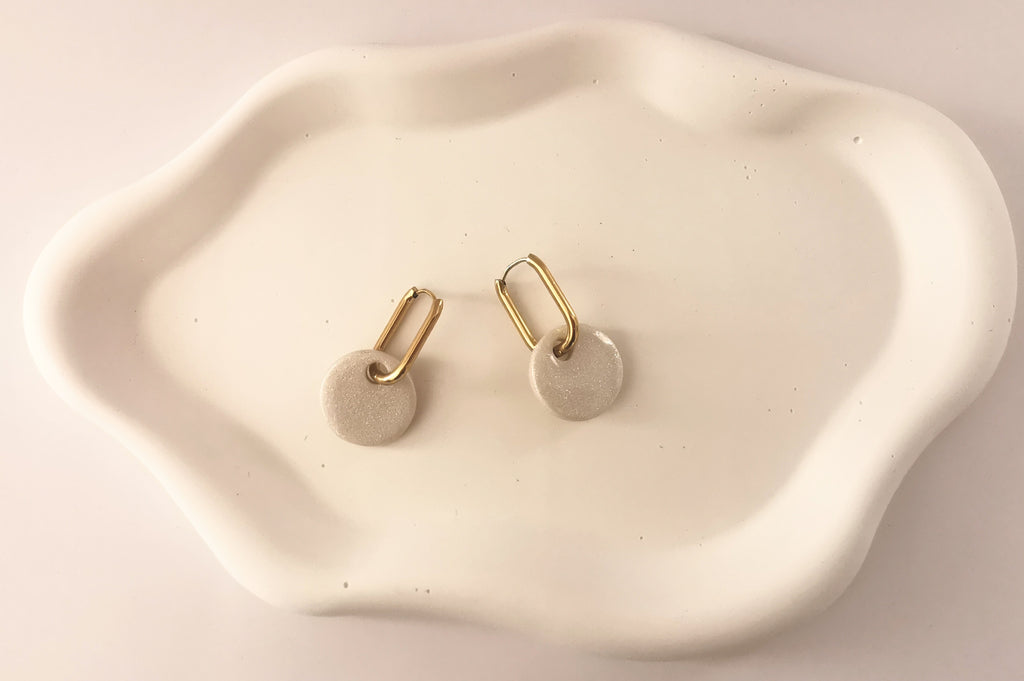 Boucle d'oreille pastille ronde pampille