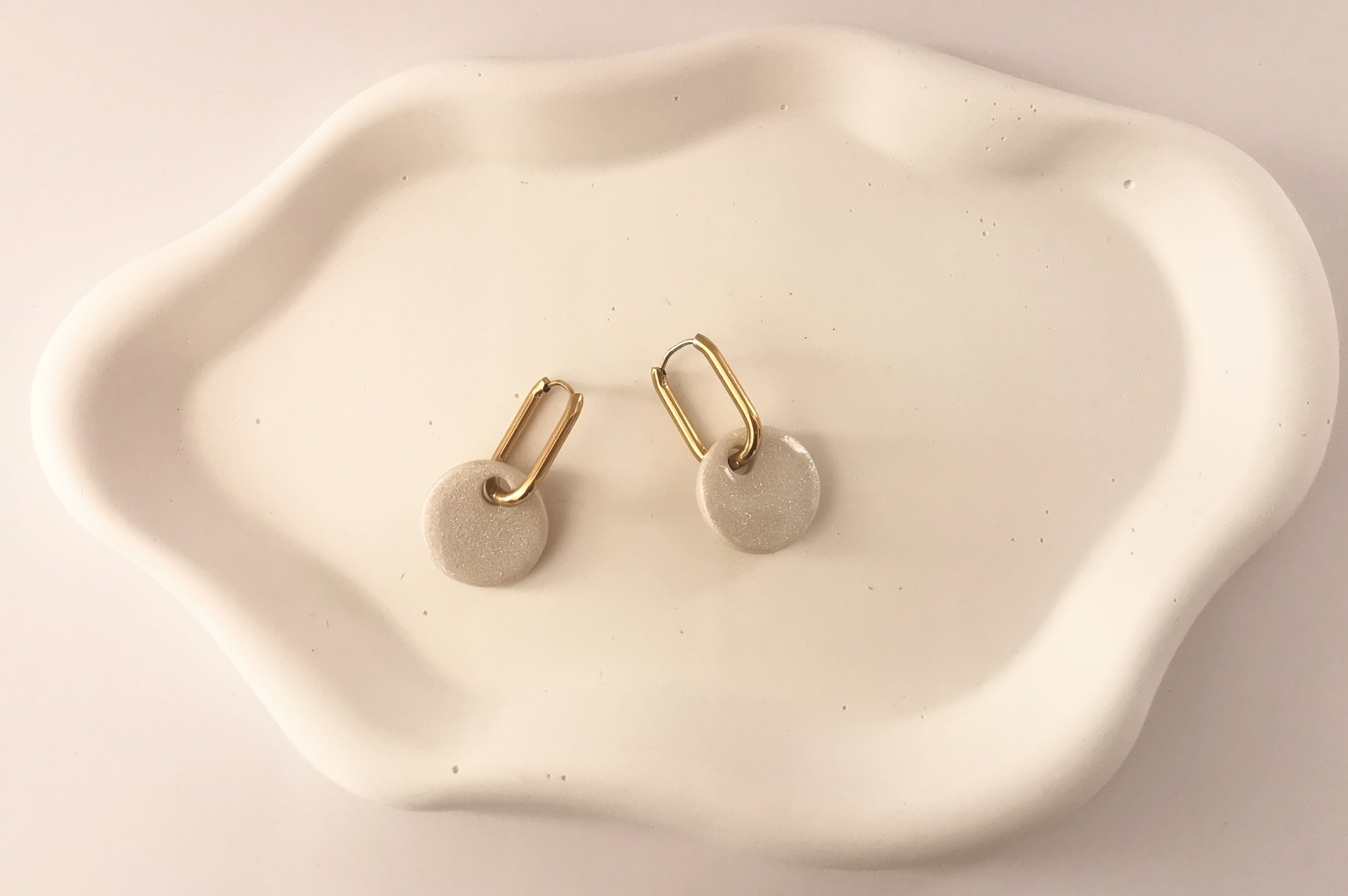 Boucle d'oreille pastille ronde pampille