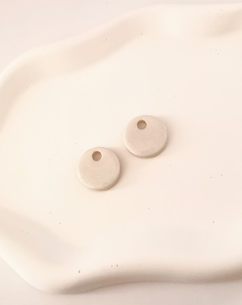 Boucle d'oreille pastille ronde pampille seule