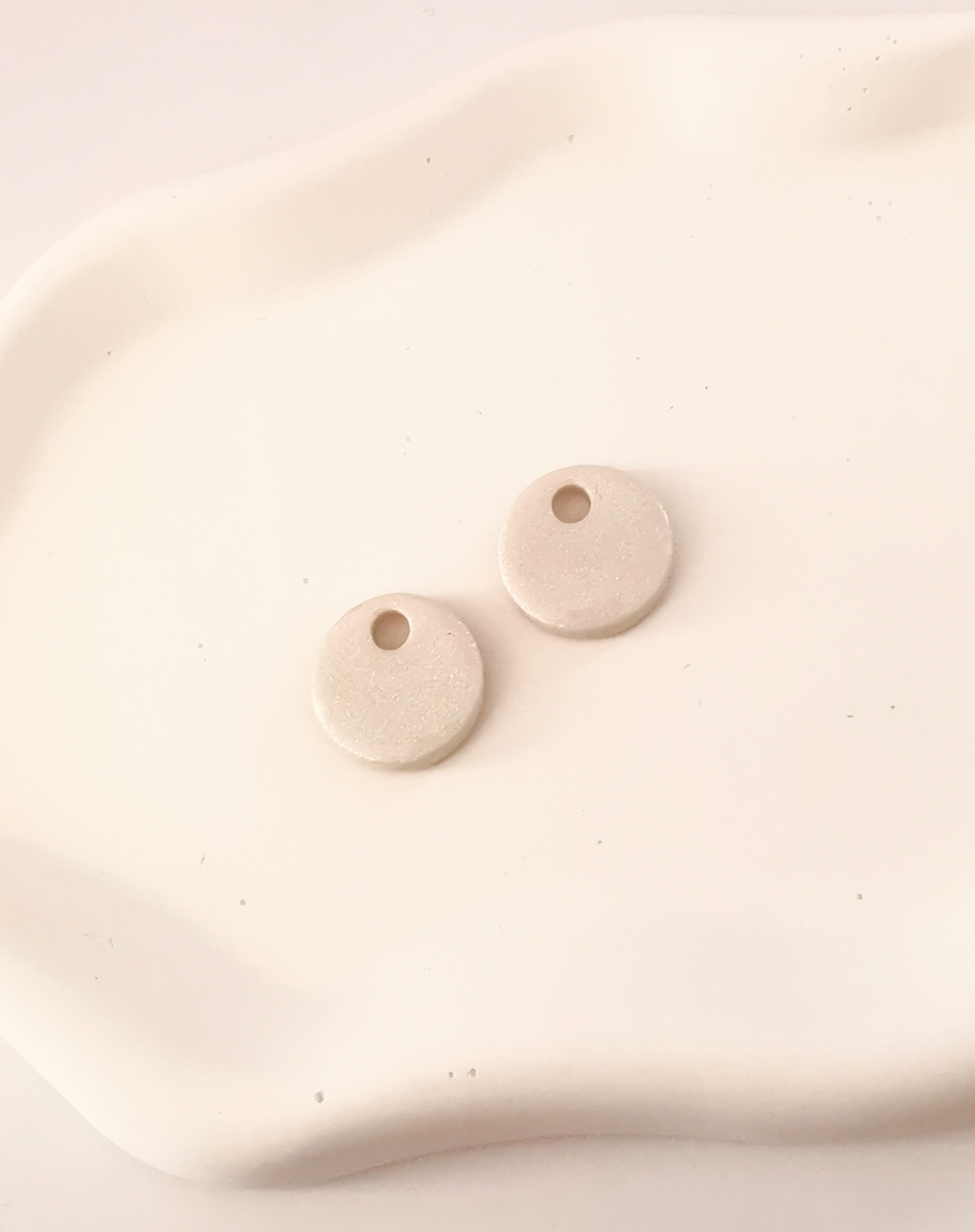 Boucle d'oreille pastille ronde pampille seule