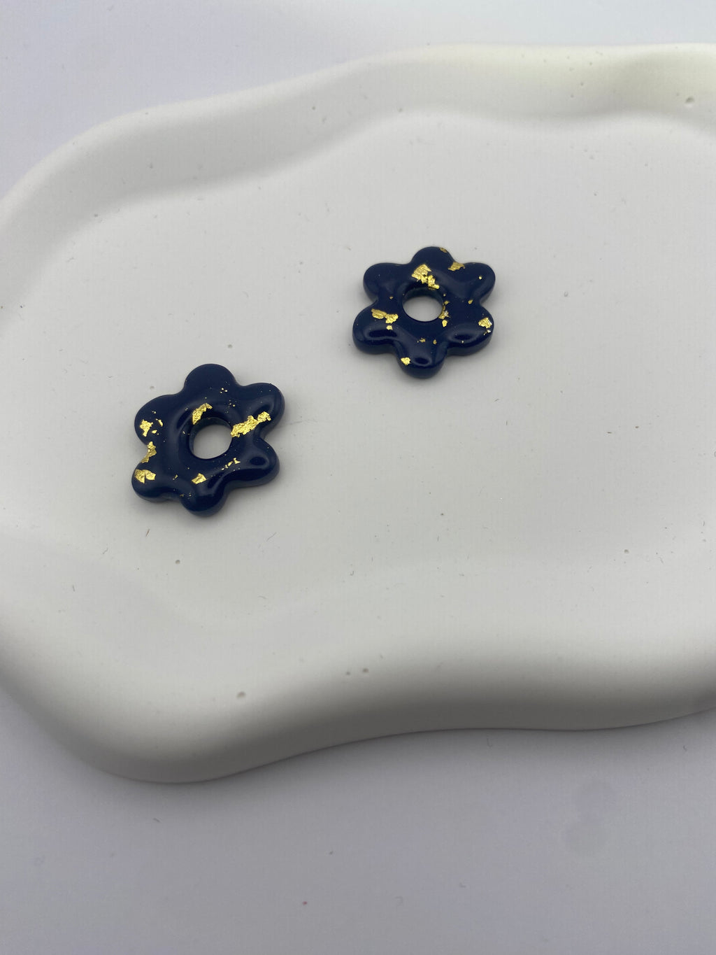 Boucles d'Oreilles Créoles Fleur Bleu Nuit & Feuille d'Or, Bijou Fait Main en France