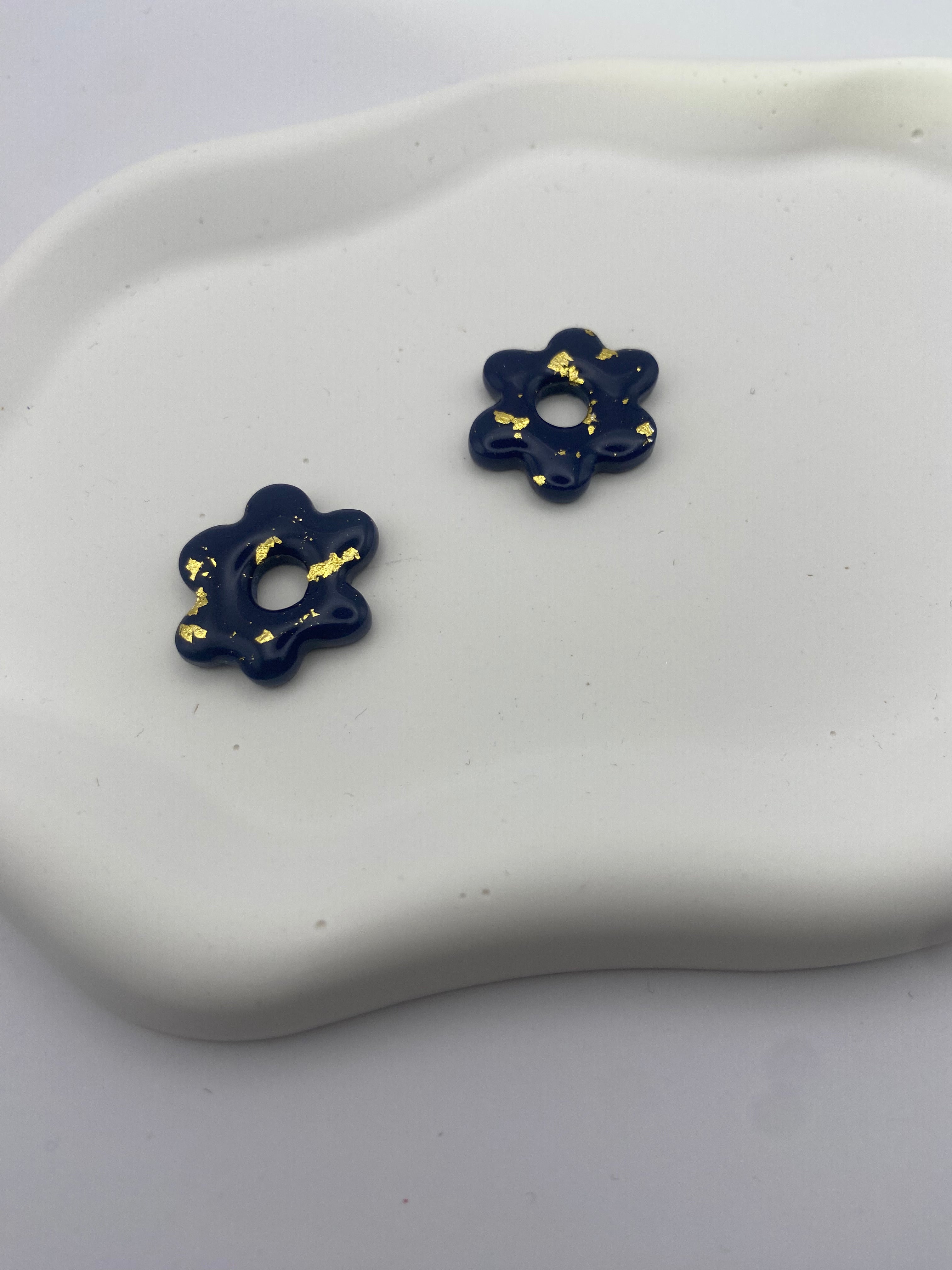 Boucles d'Oreilles Créoles Fleur Bleu Nuit & Feuille d'Or, Bijou Fait Main en France