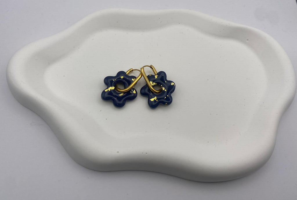 Boucles d'Oreilles Créoles Fleur Bleu Nuit & Feuille d'Or, Bijou Fait Main en France