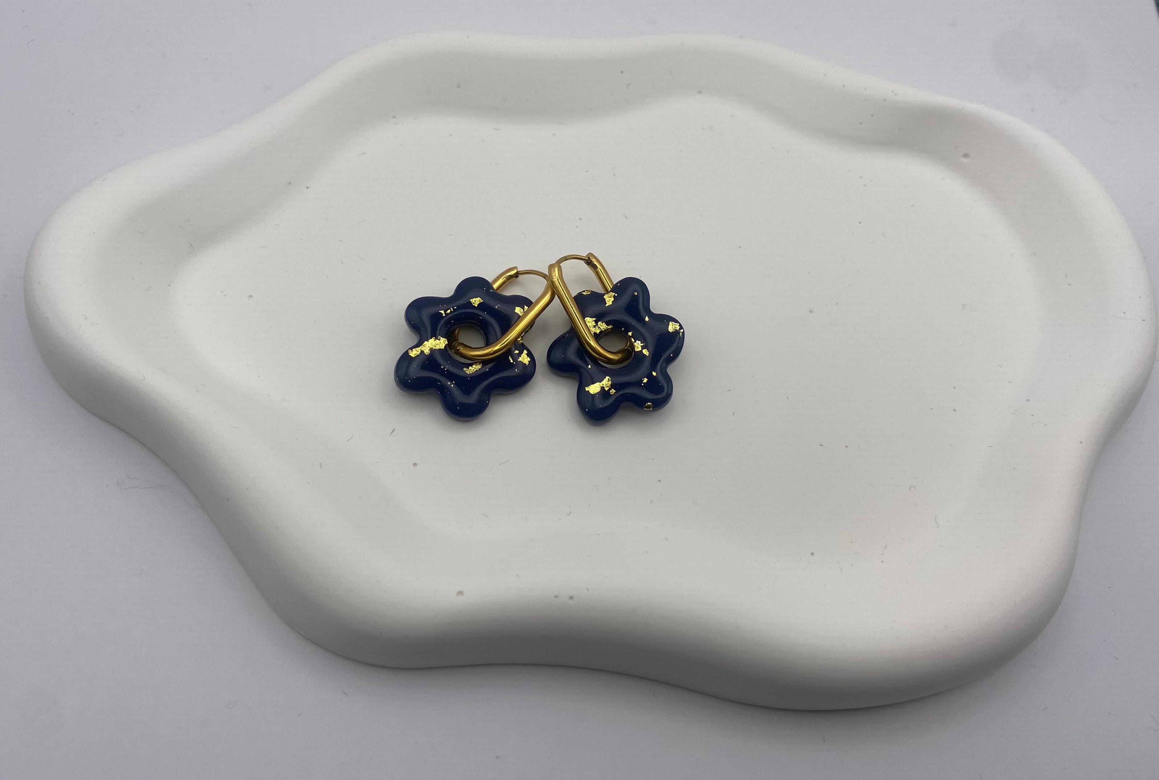 Boucles d'Oreilles Créoles Fleur Bleu Nuit & Feuille d'Or, Bijou Fait Main en France