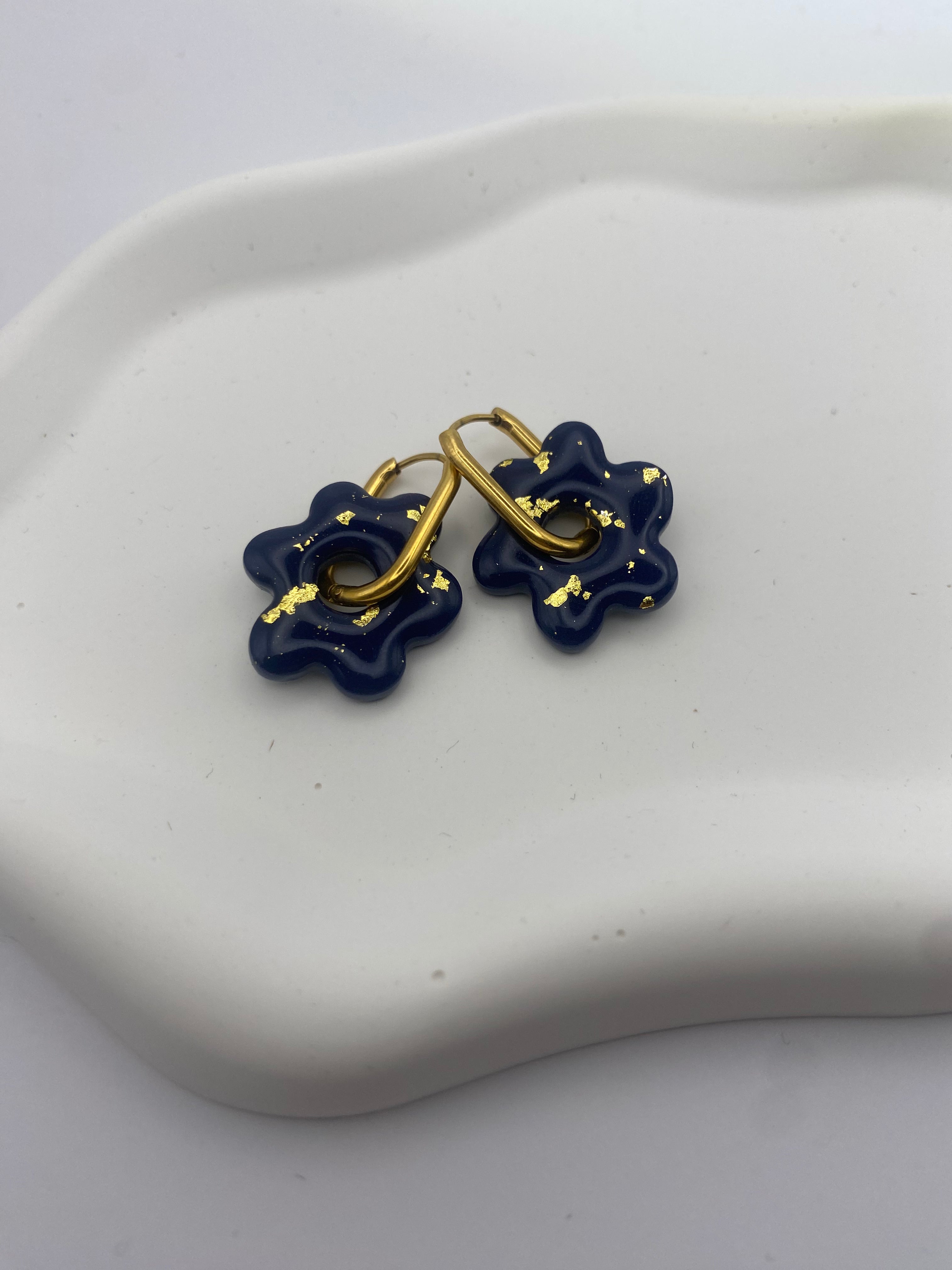 Boucles d'Oreilles Créoles Fleur Bleu Nuit & Feuille d'Or, Bijou Fait Main en France