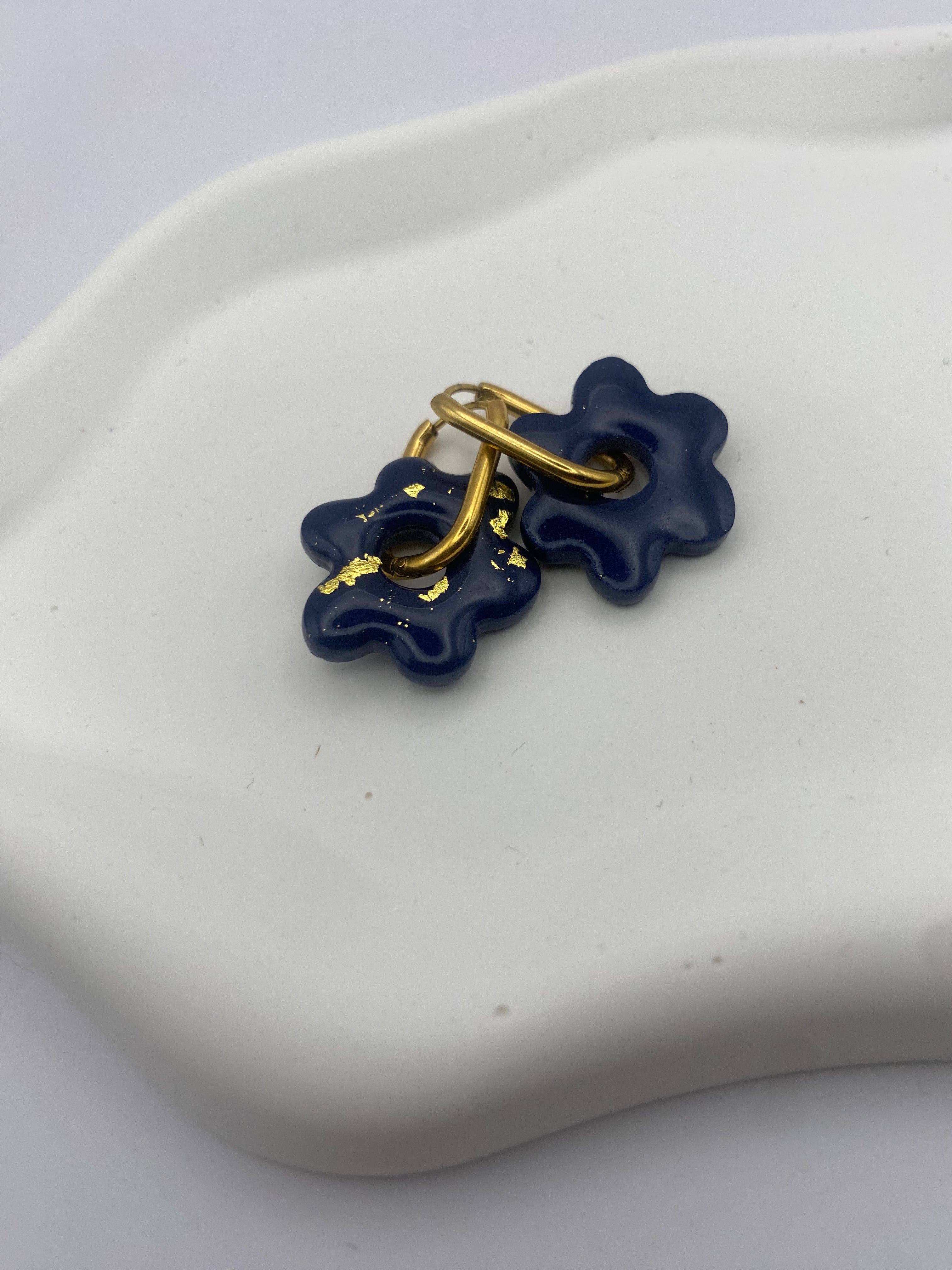 Boucles d'Oreilles Créoles Fleur Bleu Nuit & Feuille d'Or, Bijou Fait Main en France