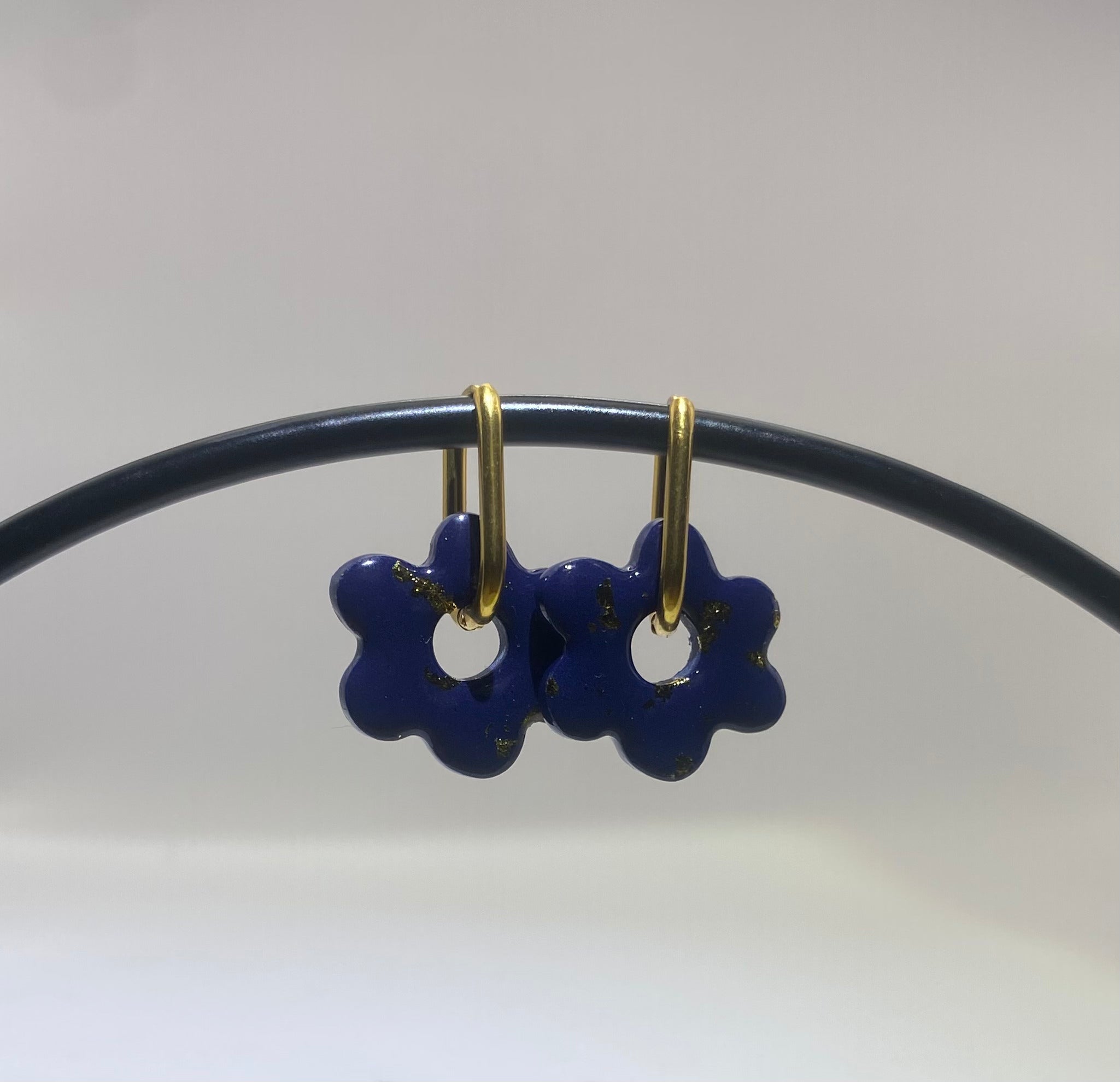 Boucles d'Oreilles Créoles Fleur Bleu Nuit & Feuille d'Or, Bijou Fait Main en France