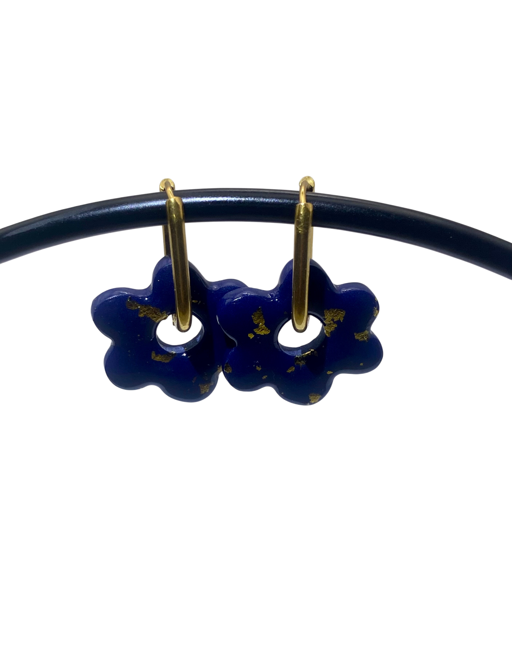 Boucles d'Oreilles Créoles Fleur Bleu Nuit & Feuille d'Or, Bijou Fait Main en France