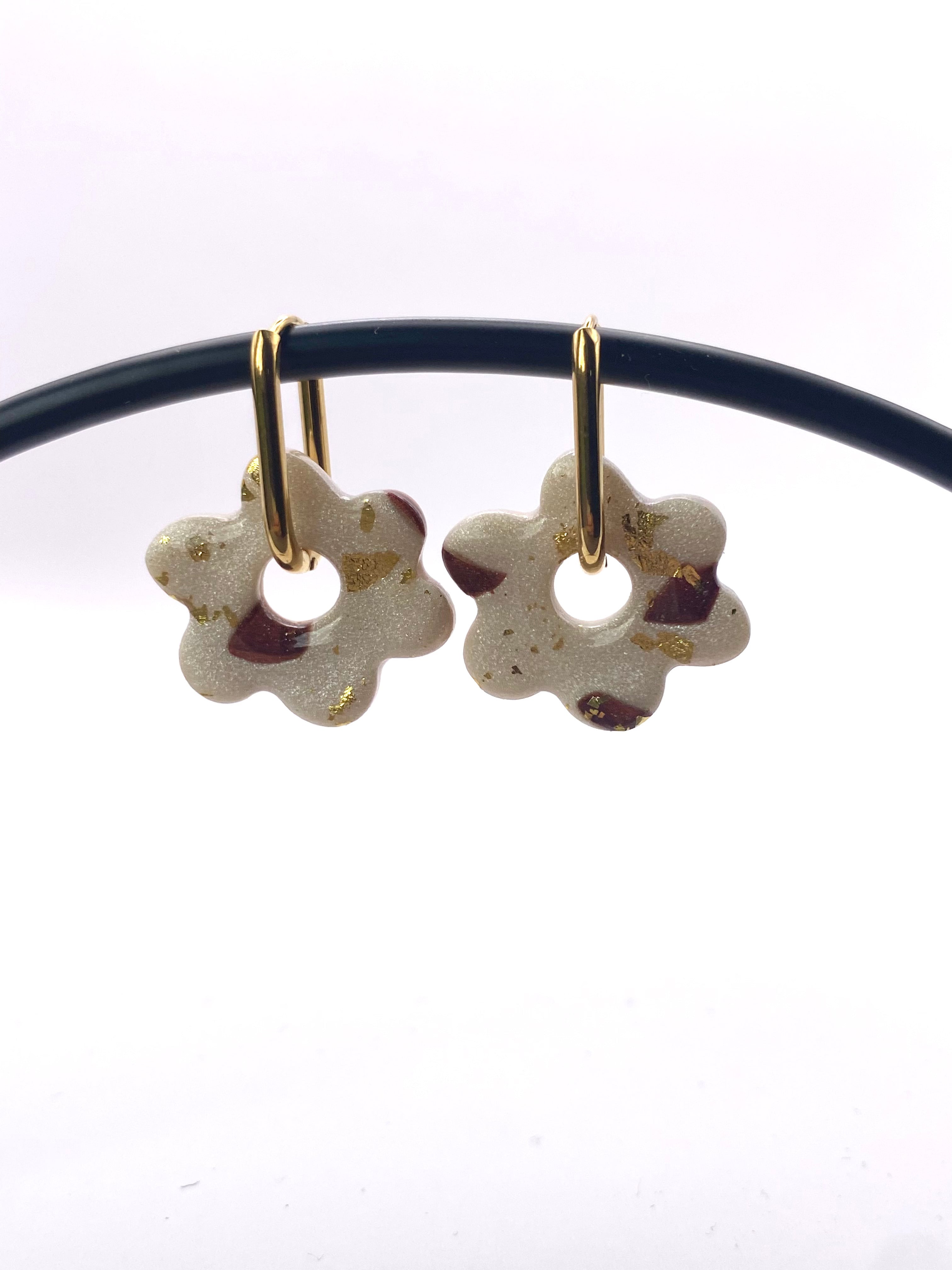 Boucles d'oreilles fleurs nacrées avec feuilles d'or
