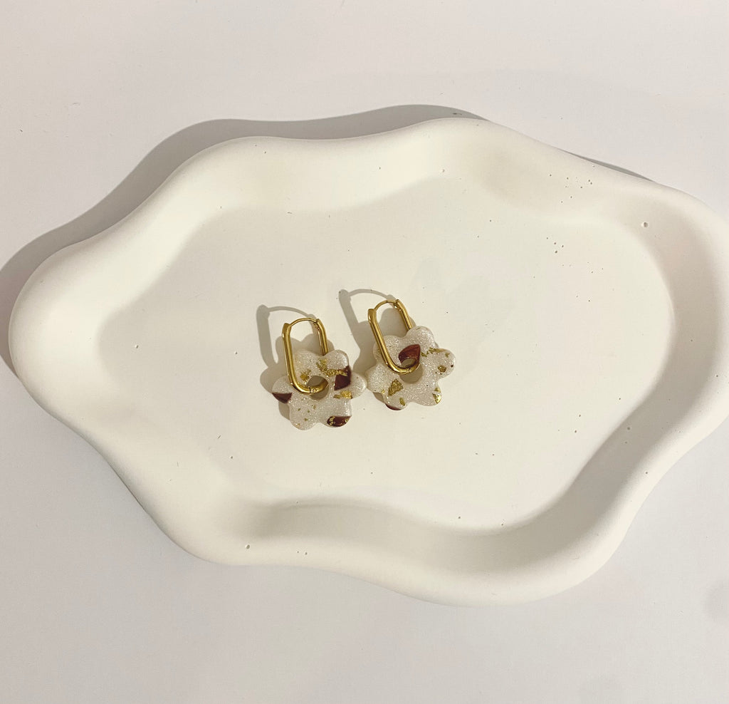 Boucles d'oreilles fleurs nacrées avec feuilles d'or