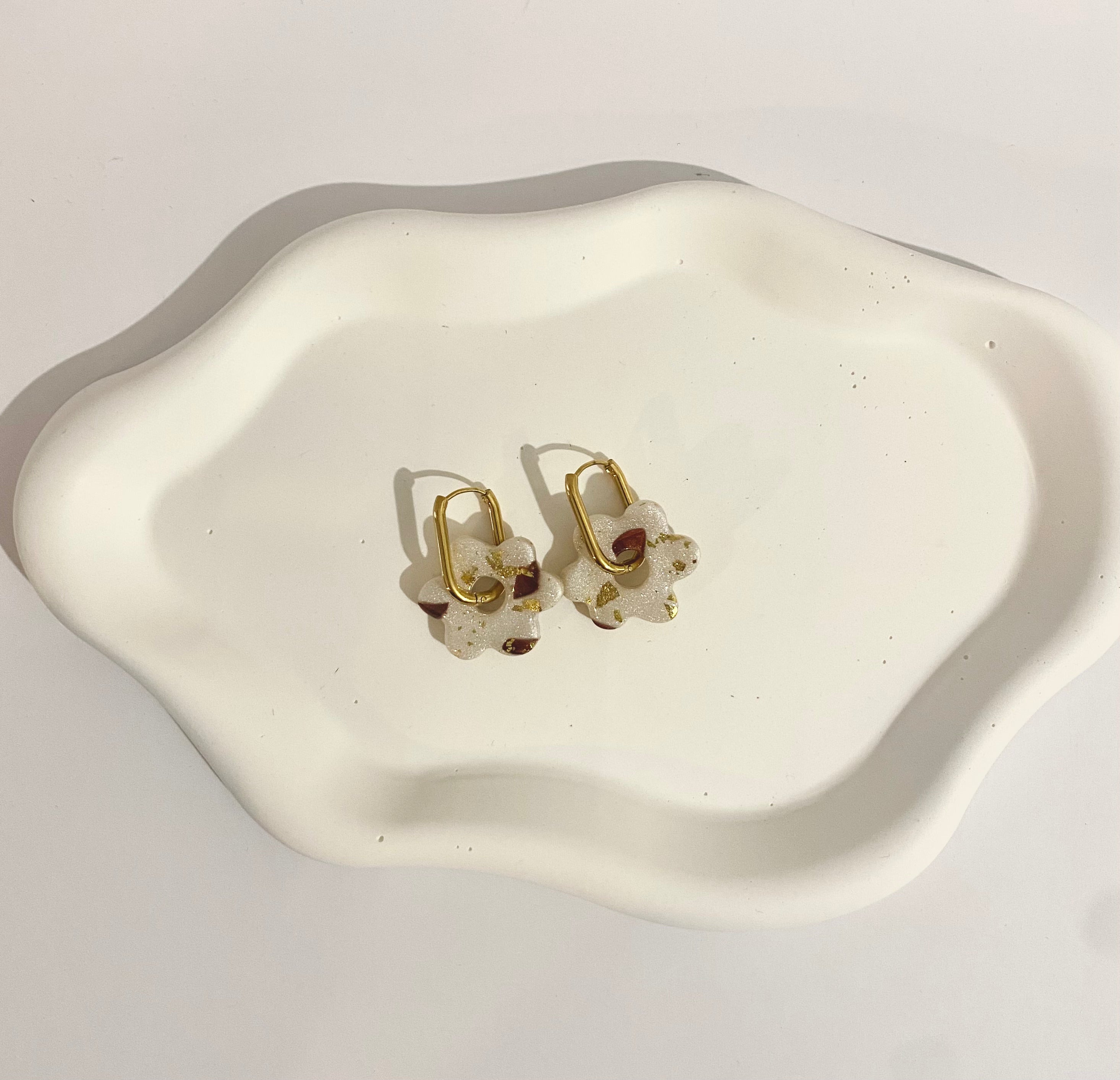 Boucles d'oreilles fleurs nacrées avec feuilles d'or