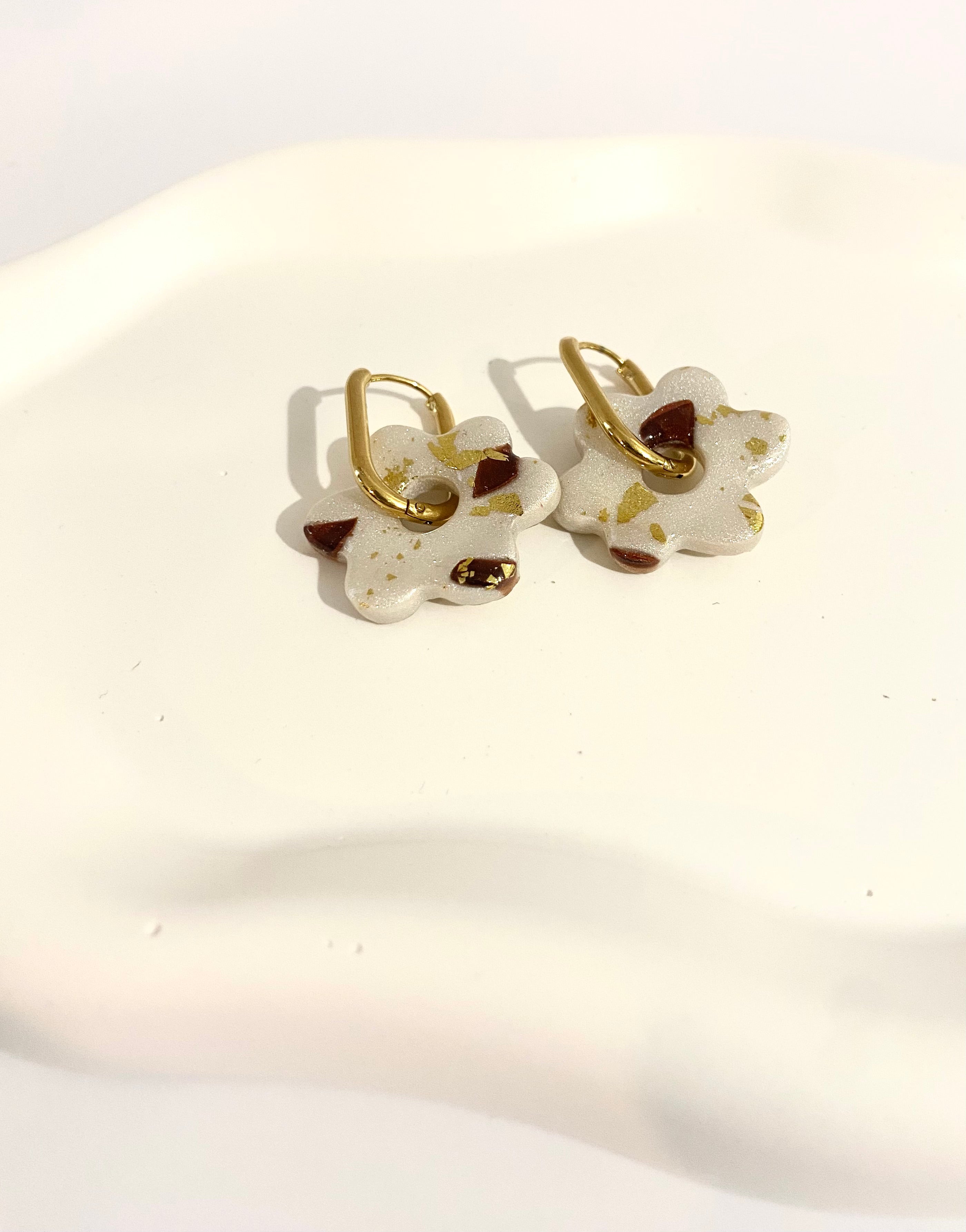 Boucles d'oreilles fleurs nacrées avec feuilles d'or