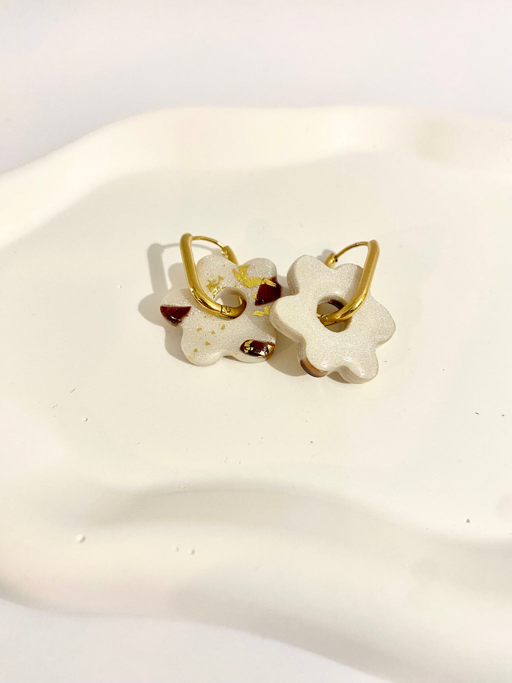 Boucles d'oreilles fleurs nacrées avec feuilles d'or
