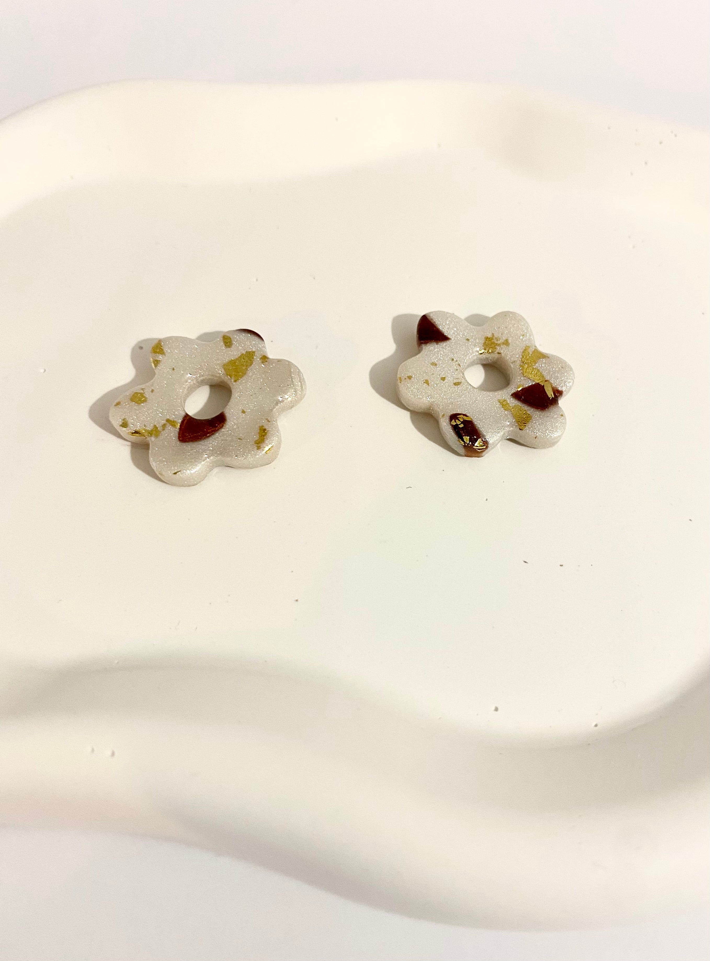 Boucles d'oreilles fleurs nacrées avec feuilles d'or