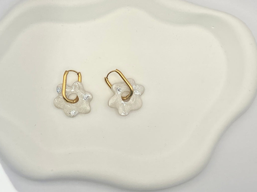Boucles d'Oreilles Créoles Fleur Nacré Blanc avec feuille d'Argent, Bijou Fait Main en France, Acier Inoxydable 304L