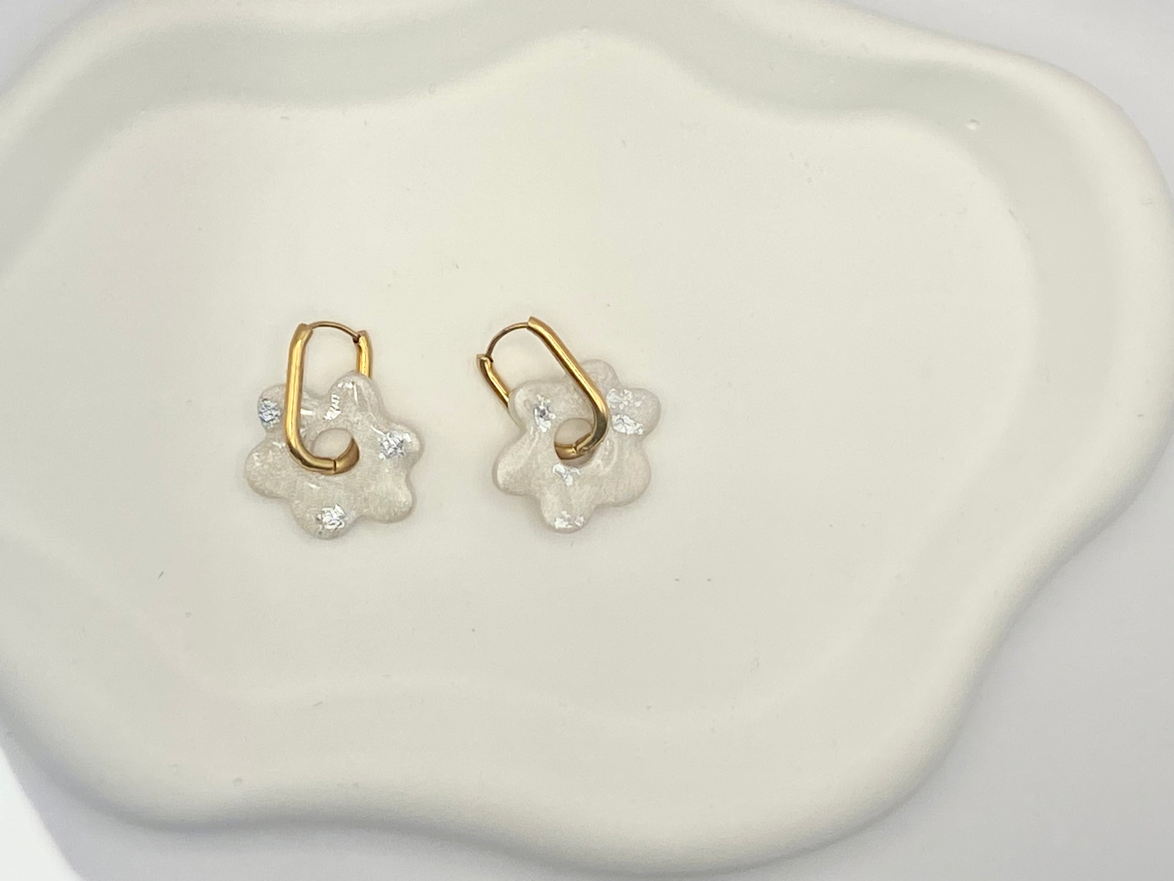 Boucles d'Oreilles Créoles Fleur Nacré Blanc avec feuille d'Argent, Bijou Fait Main en France, Acier Inoxydable 304L