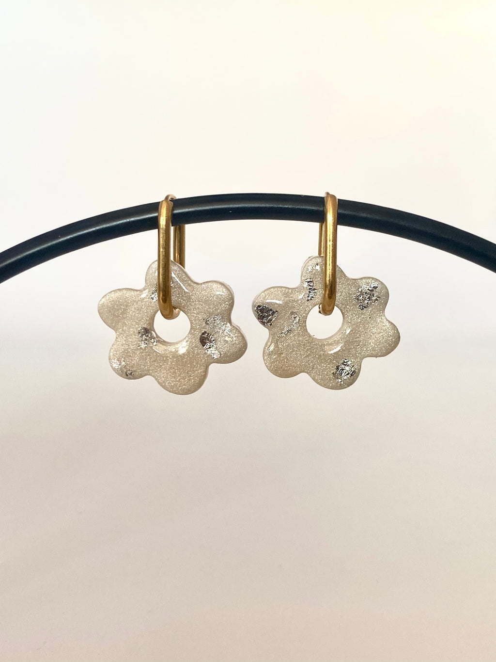 Boucles d'Oreilles Créoles Fleur Nacré Blanc avec feuille d'Argent, Bijou Fait Main en France, Acier Inoxydable 304L