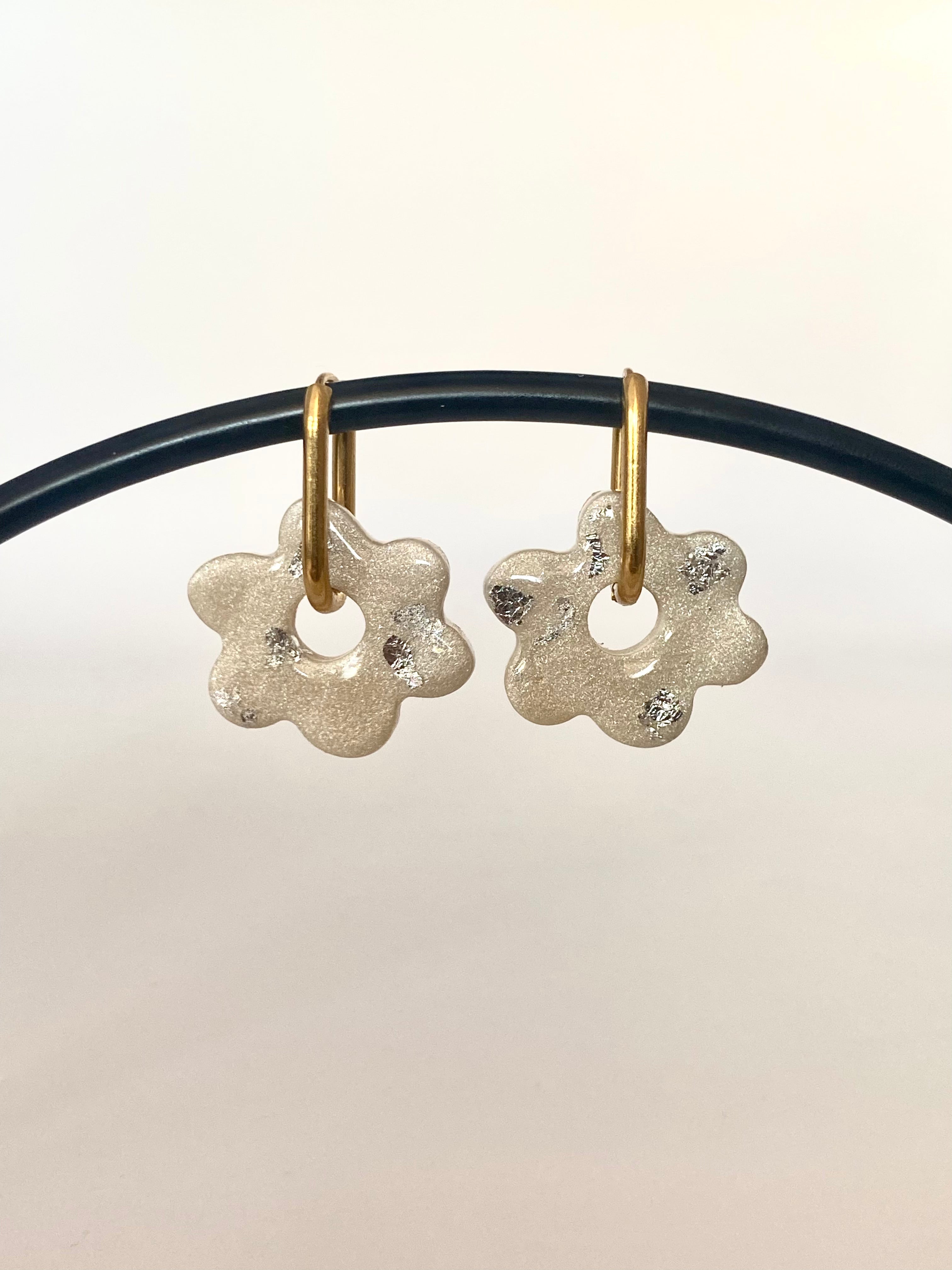 Boucles d'Oreilles Créoles Fleur Nacré Blanc avec feuille d'Argent, Bijou Fait Main en France, Acier Inoxydable 304L