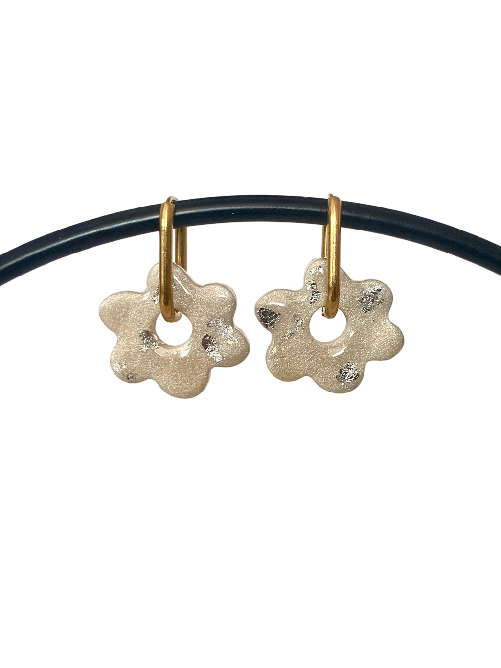 Boucles d'Oreilles Créoles Fleur Nacré Blanc avec feuille d'Argent, Bijou Fait Main en France, Acier Inoxydable 304L