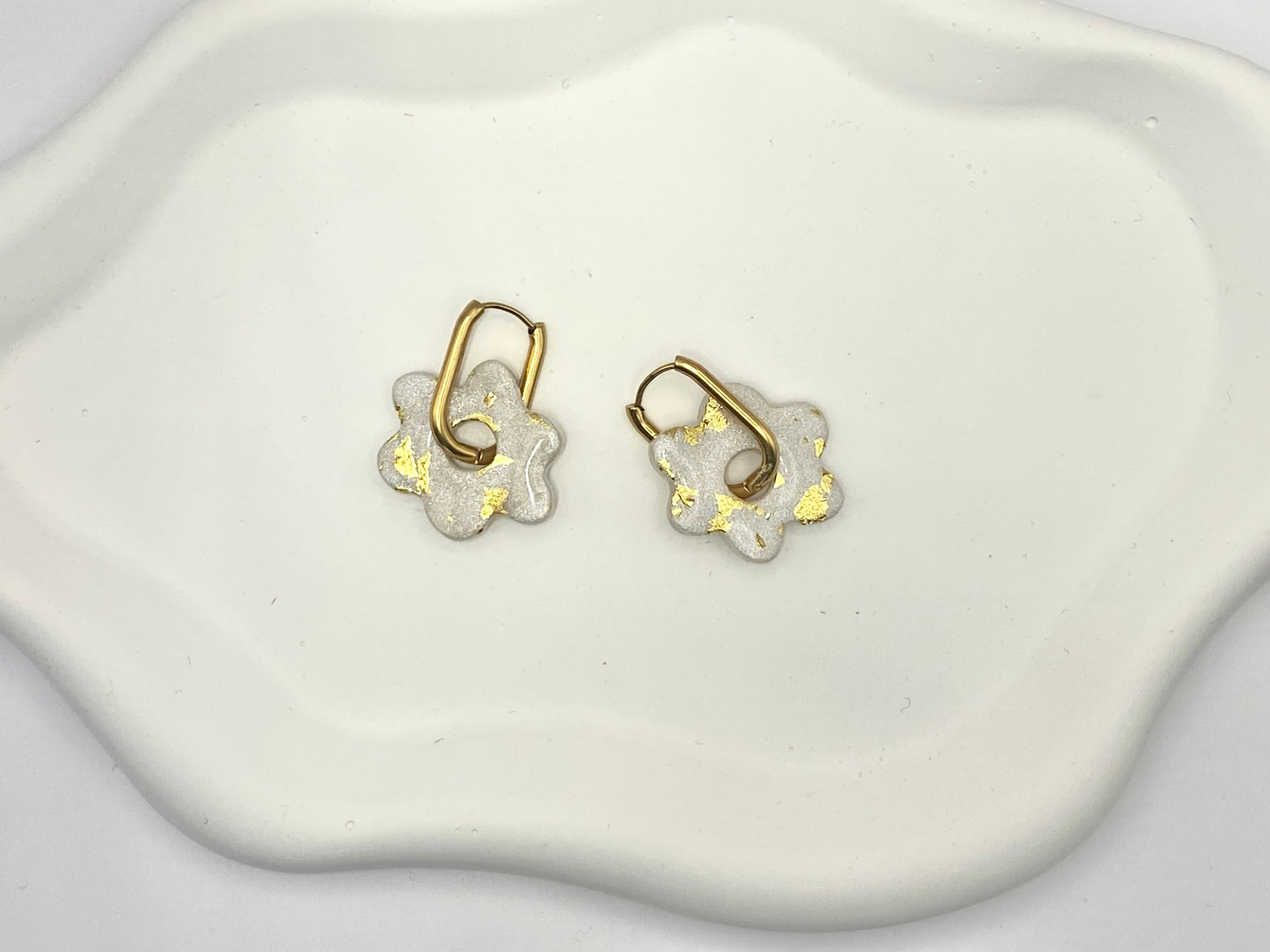 Boucles d'Oreilles Créoles Fleur Nacré Blanc avec feuille d'Or, Bijou Fait Main en France, Acier Inoxydable 304L