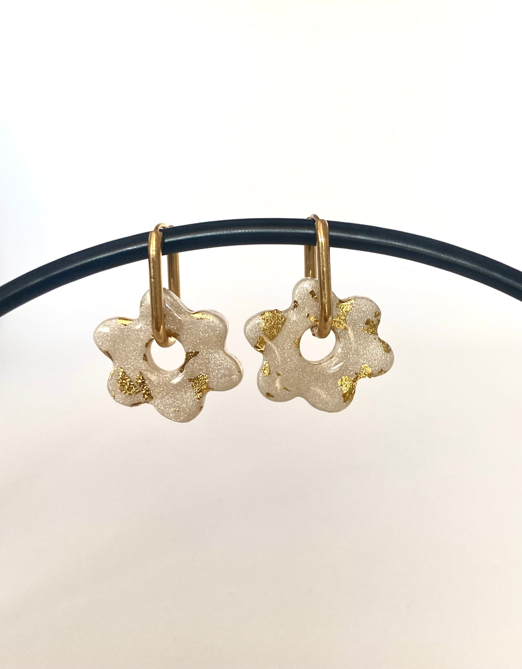 Boucles d'Oreilles Créoles Fleur Nacré Blanc avec feuille d'Or, Bijou Fait Main en France, Acier Inoxydable 304L