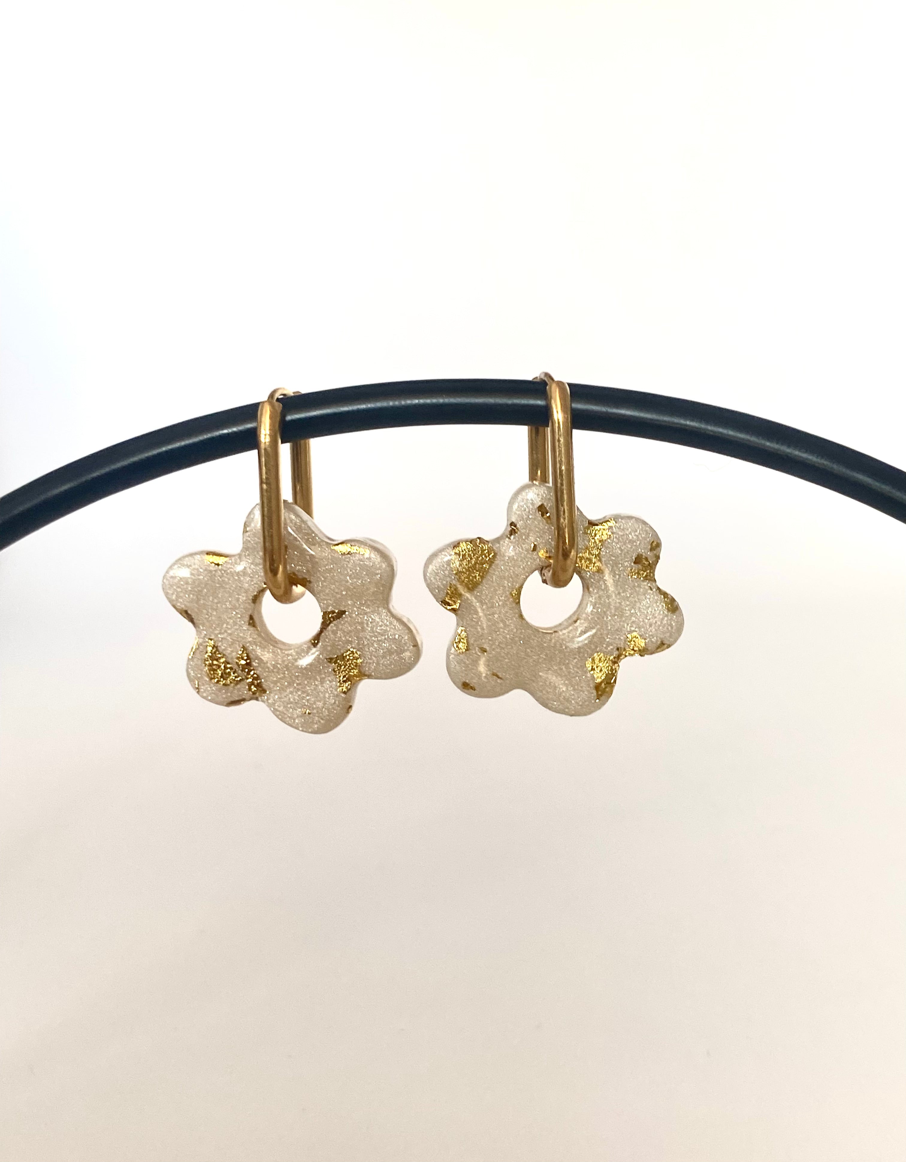 Boucles d'Oreilles Créoles Fleur Nacré Blanc avec feuille d'Or, Bijou Fait Main en France, Acier Inoxydable 304L